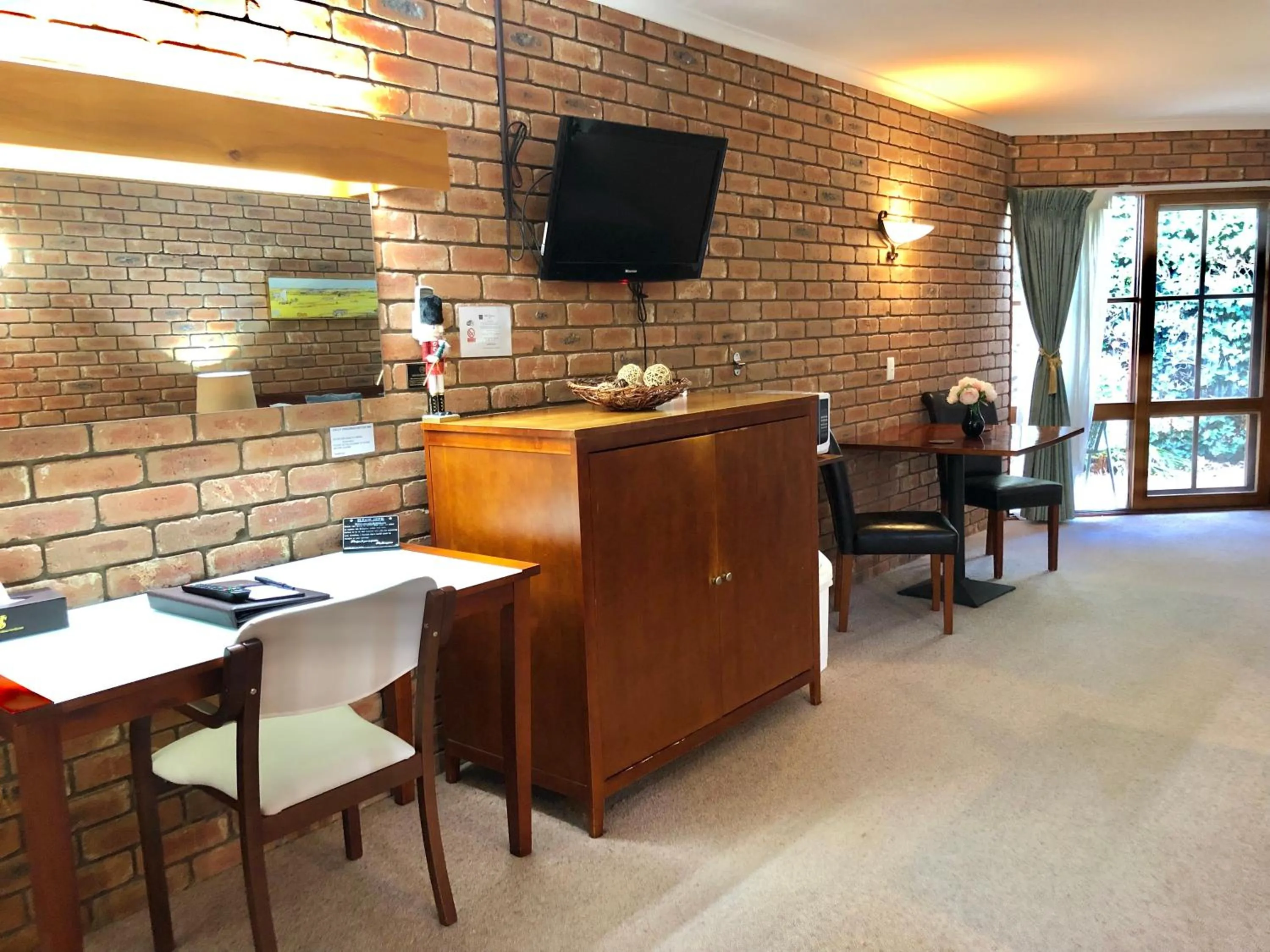 TV and multimedia in Jolly Swagman Motor Inn Euroa