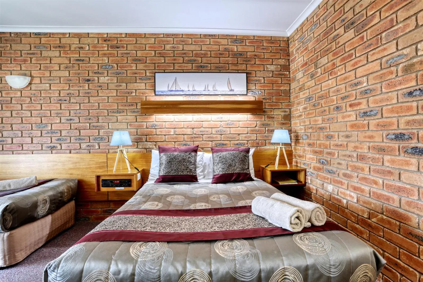 Bed in Jolly Swagman Motor Inn Euroa