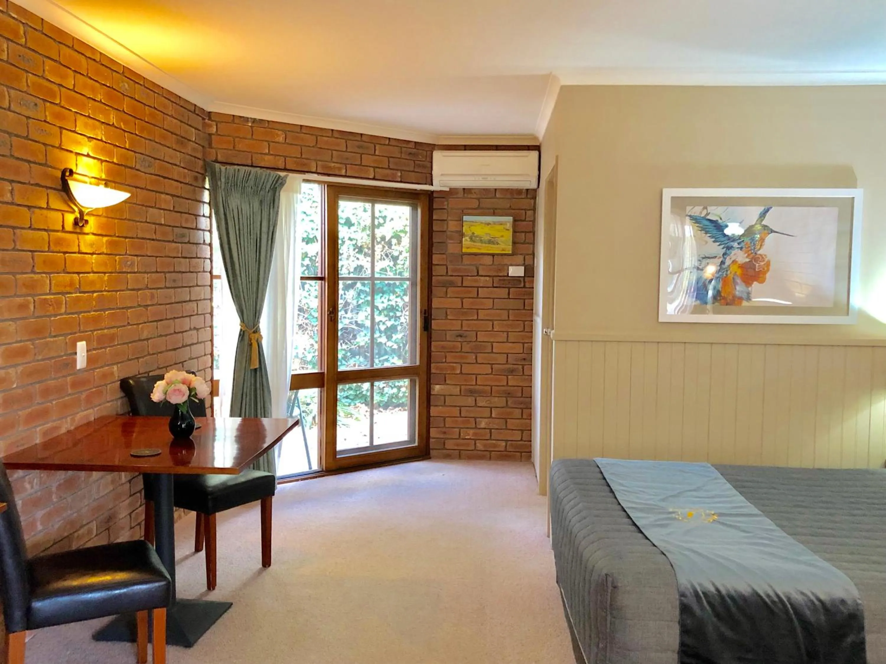 Bed in Jolly Swagman Motor Inn Euroa