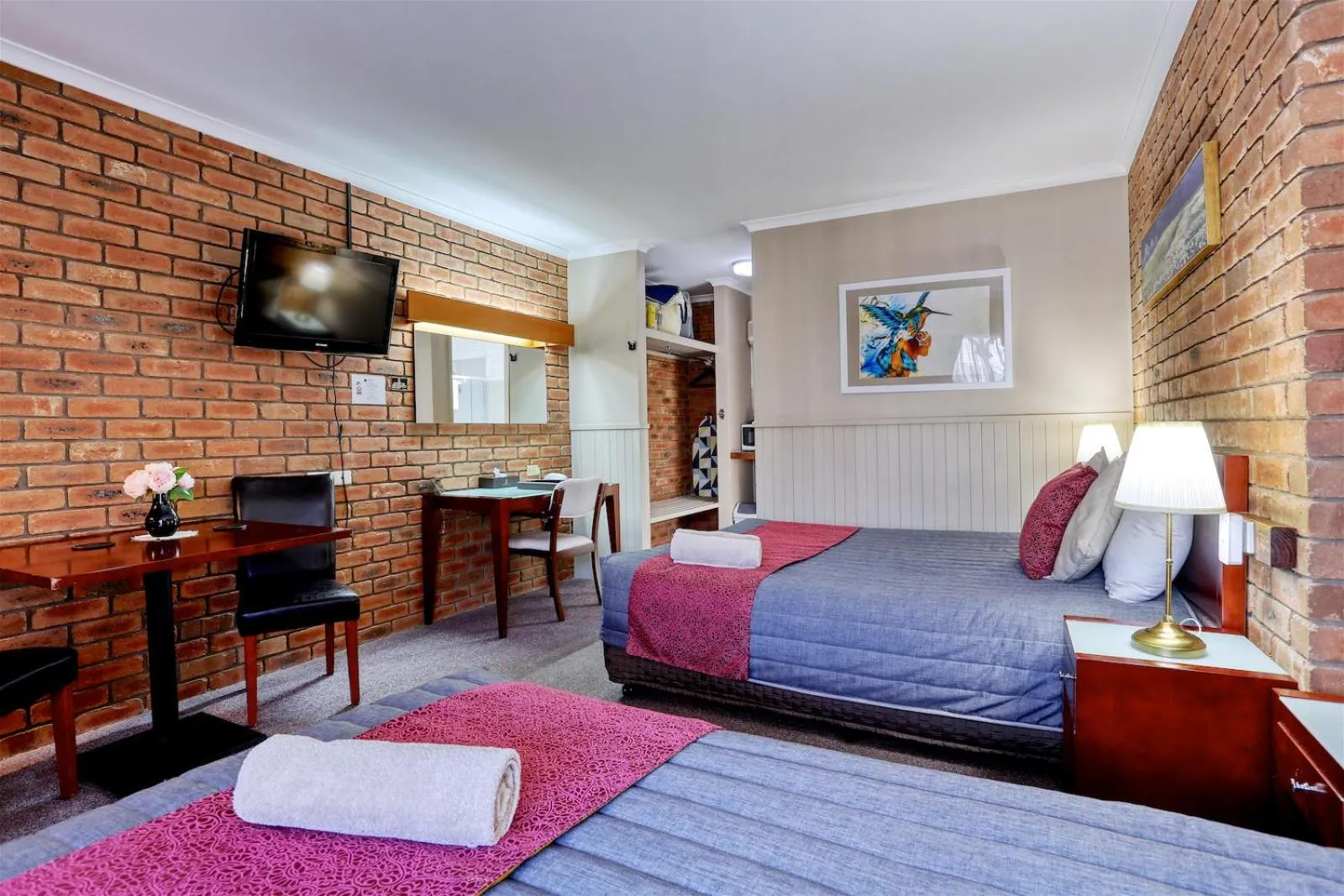 Bed in Jolly Swagman Motor Inn Euroa