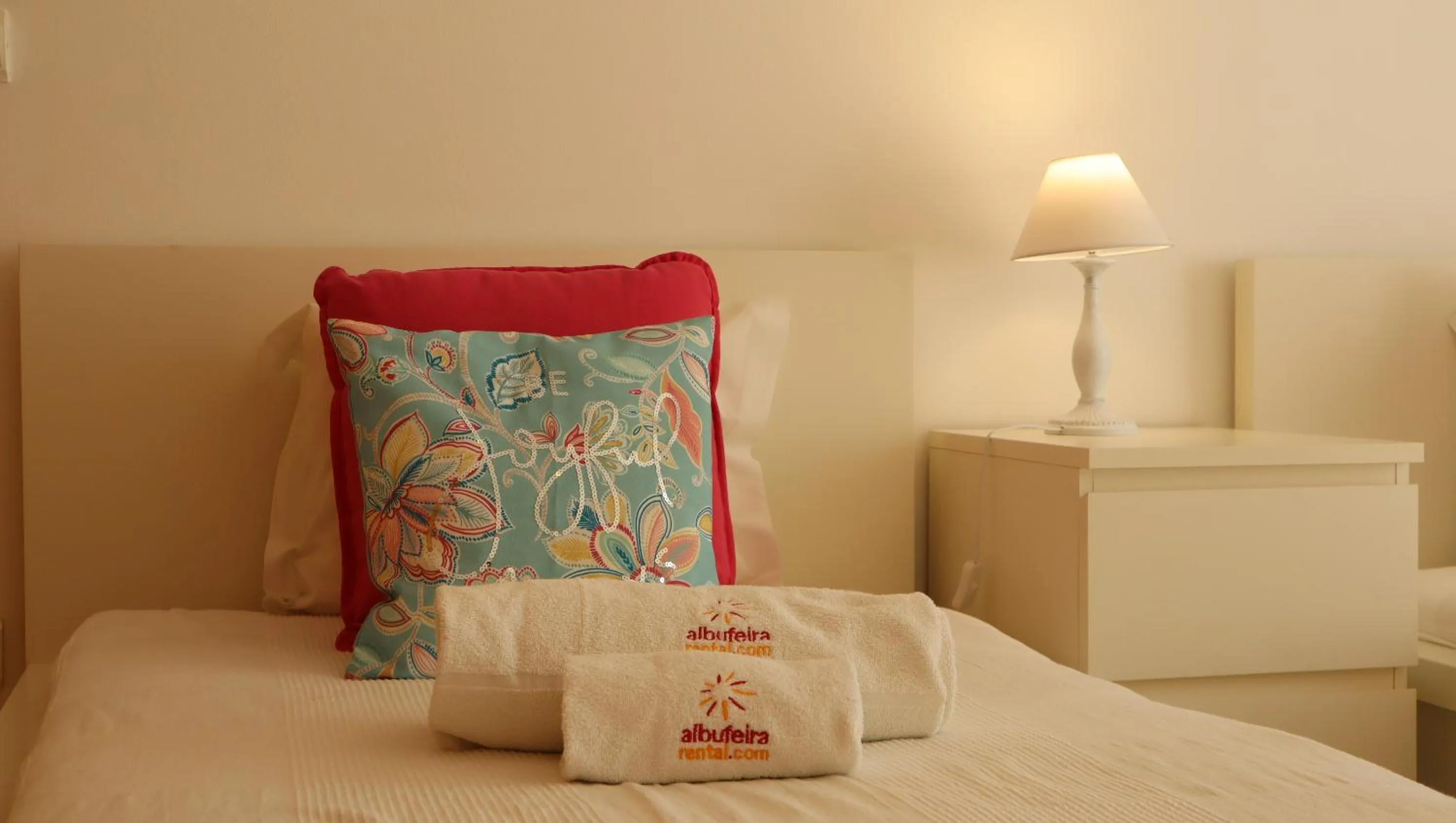 Bed in Jardins de Santa Eulália By Albufeira Rental