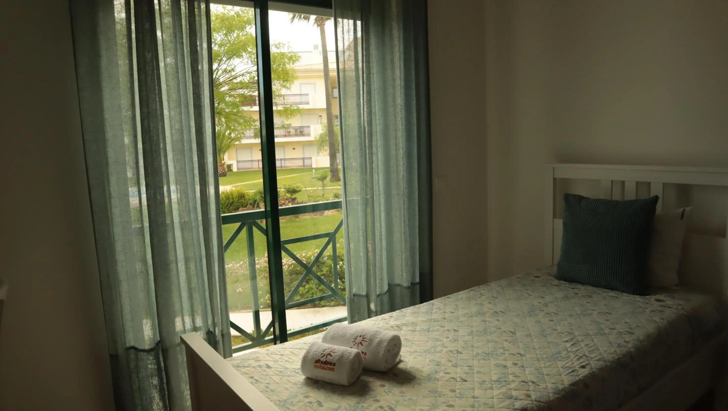 Bed in Jardins de Santa Eulália By Albufeira Rental