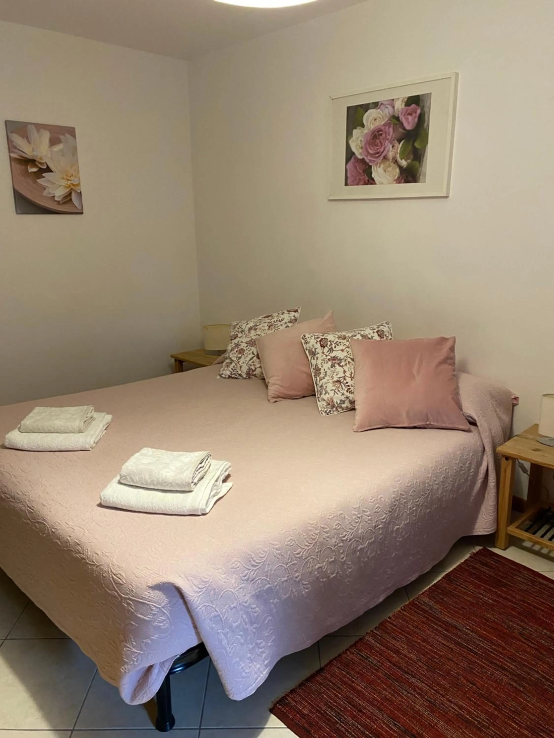 Bedroom, Bed in Ali