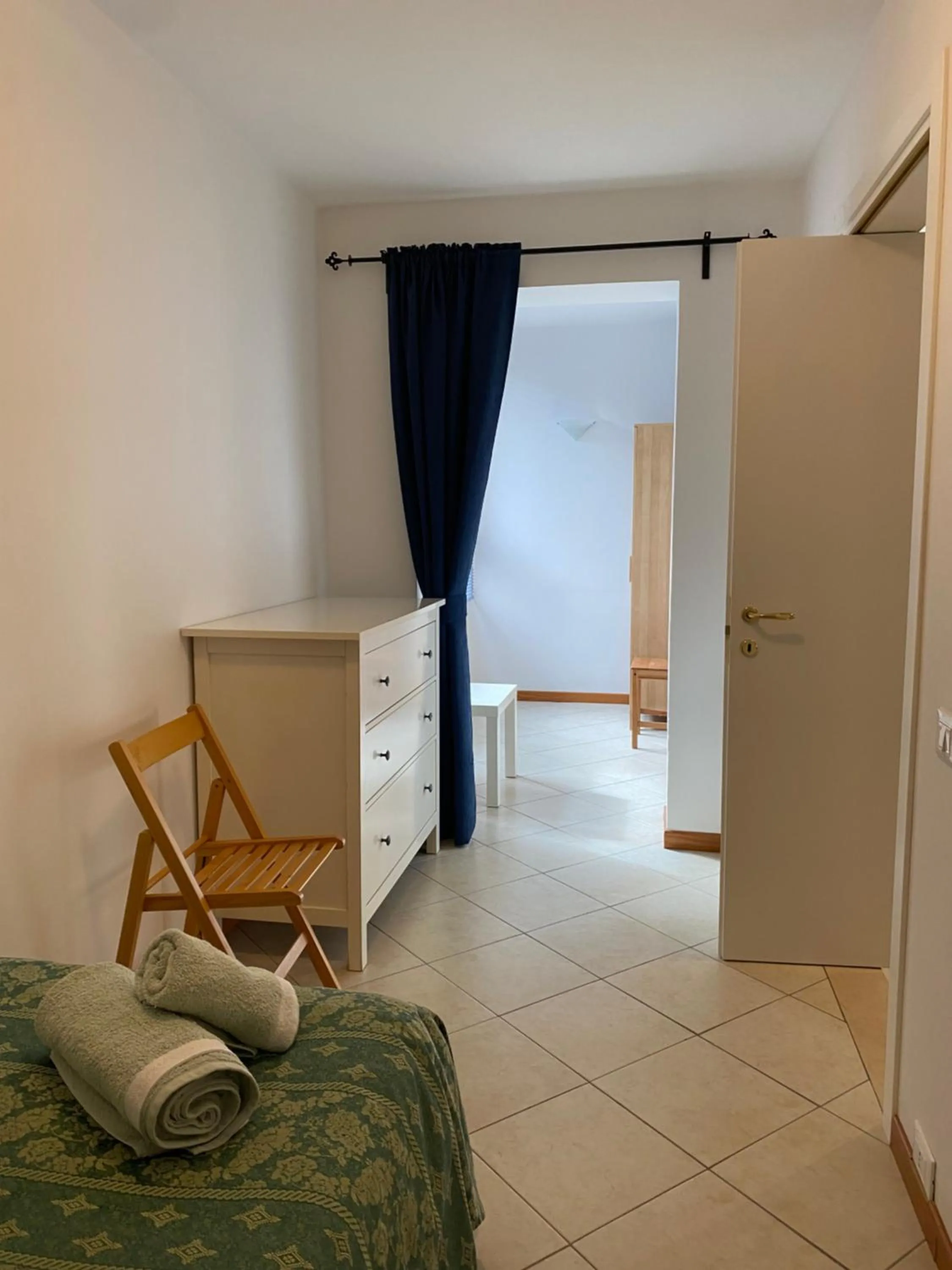 Bedroom, Bed in Ali