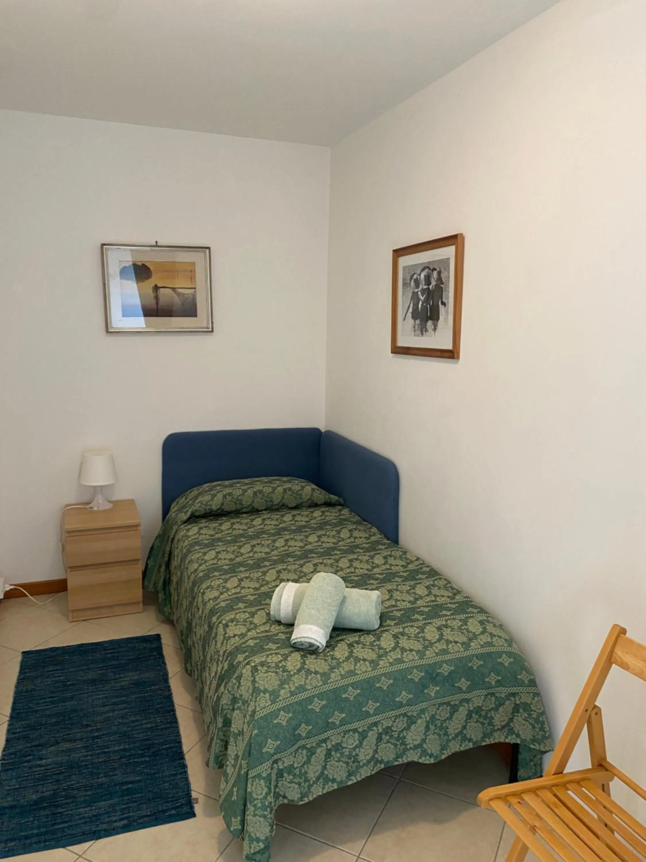 Bedroom, Bed in Ali