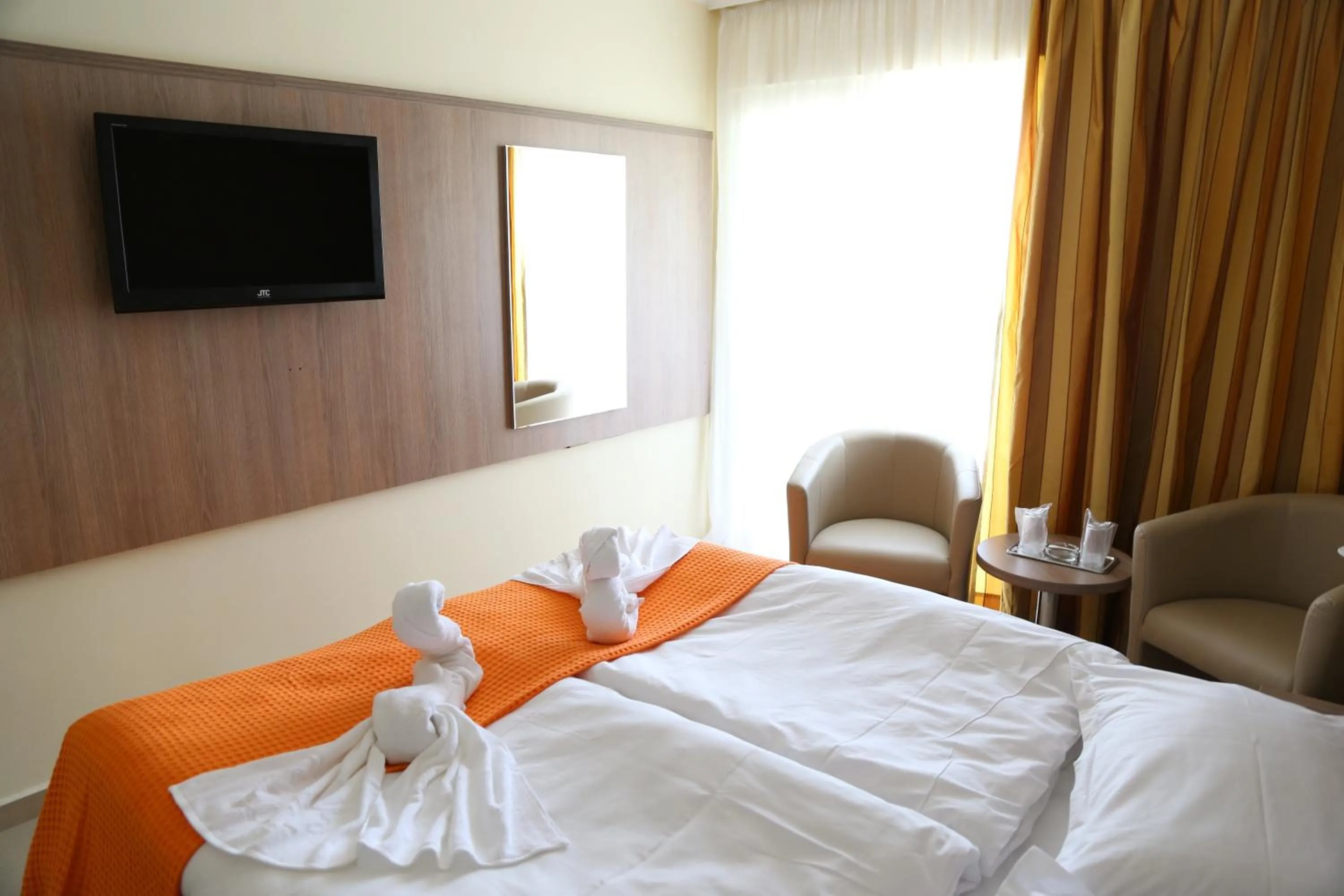 Photo of the whole room, Bed in Hotel Piccadilly