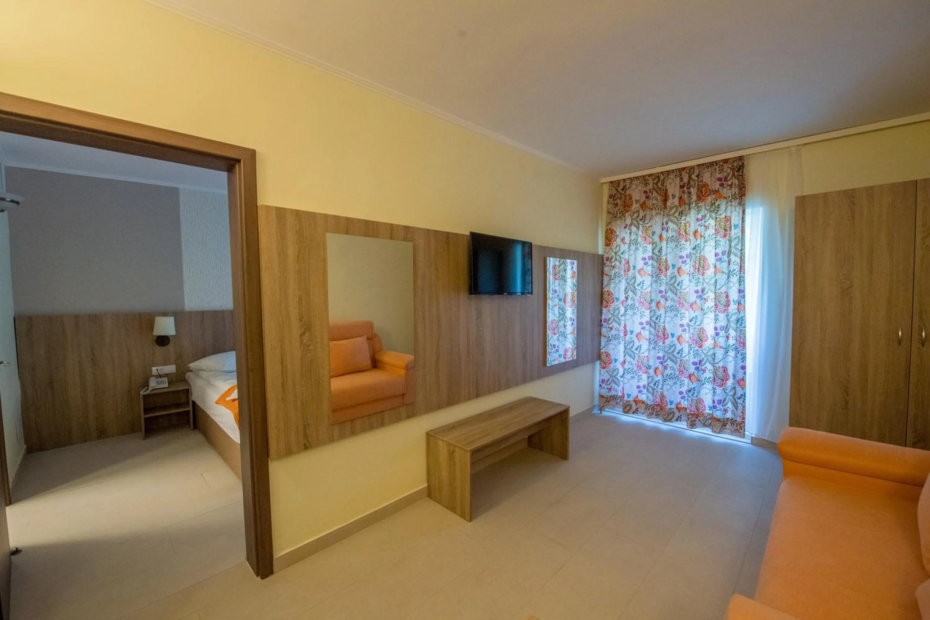 Living room, Bed in Hotel Piccadilly