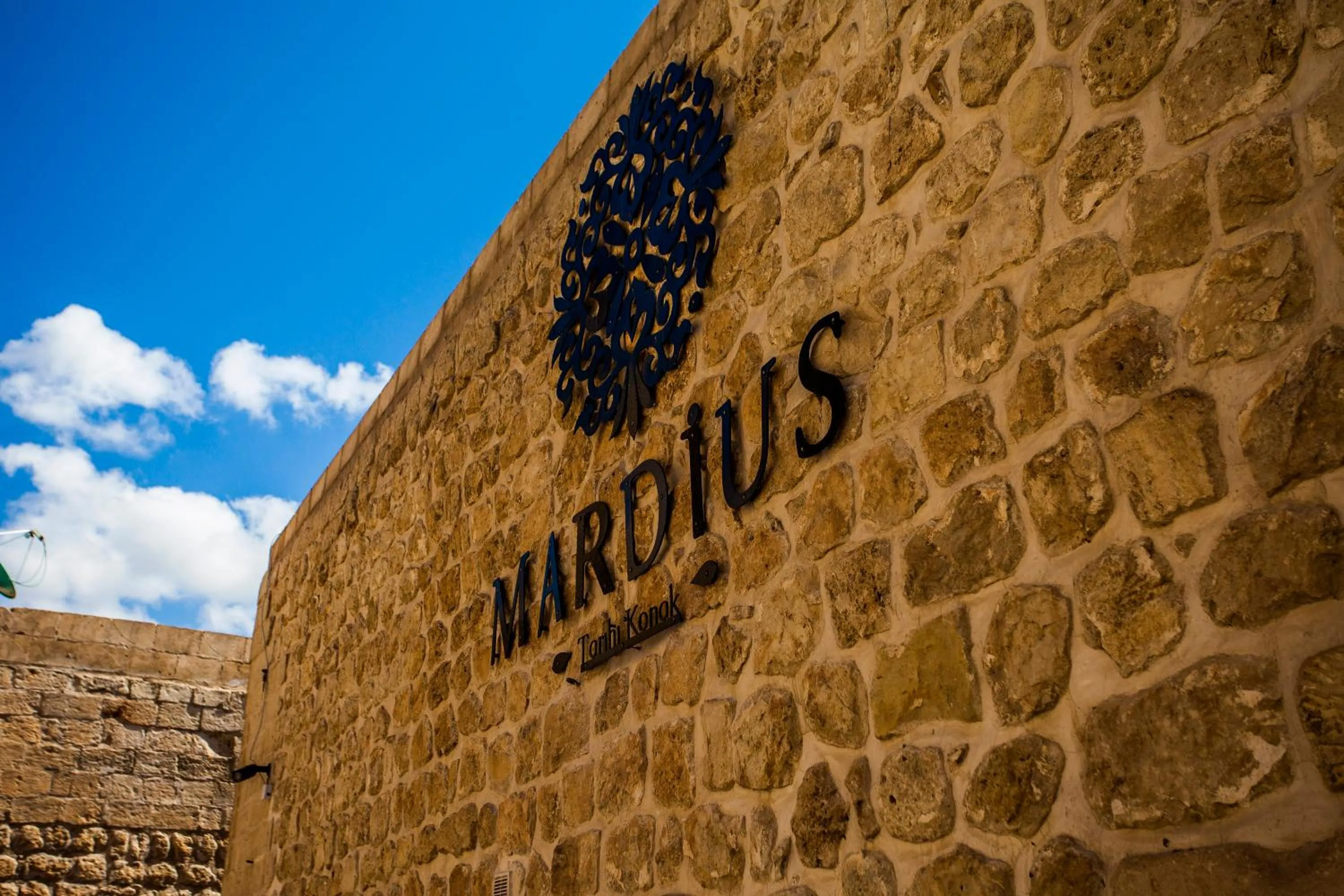 Facade/entrance in Mardius Tarihi Konak