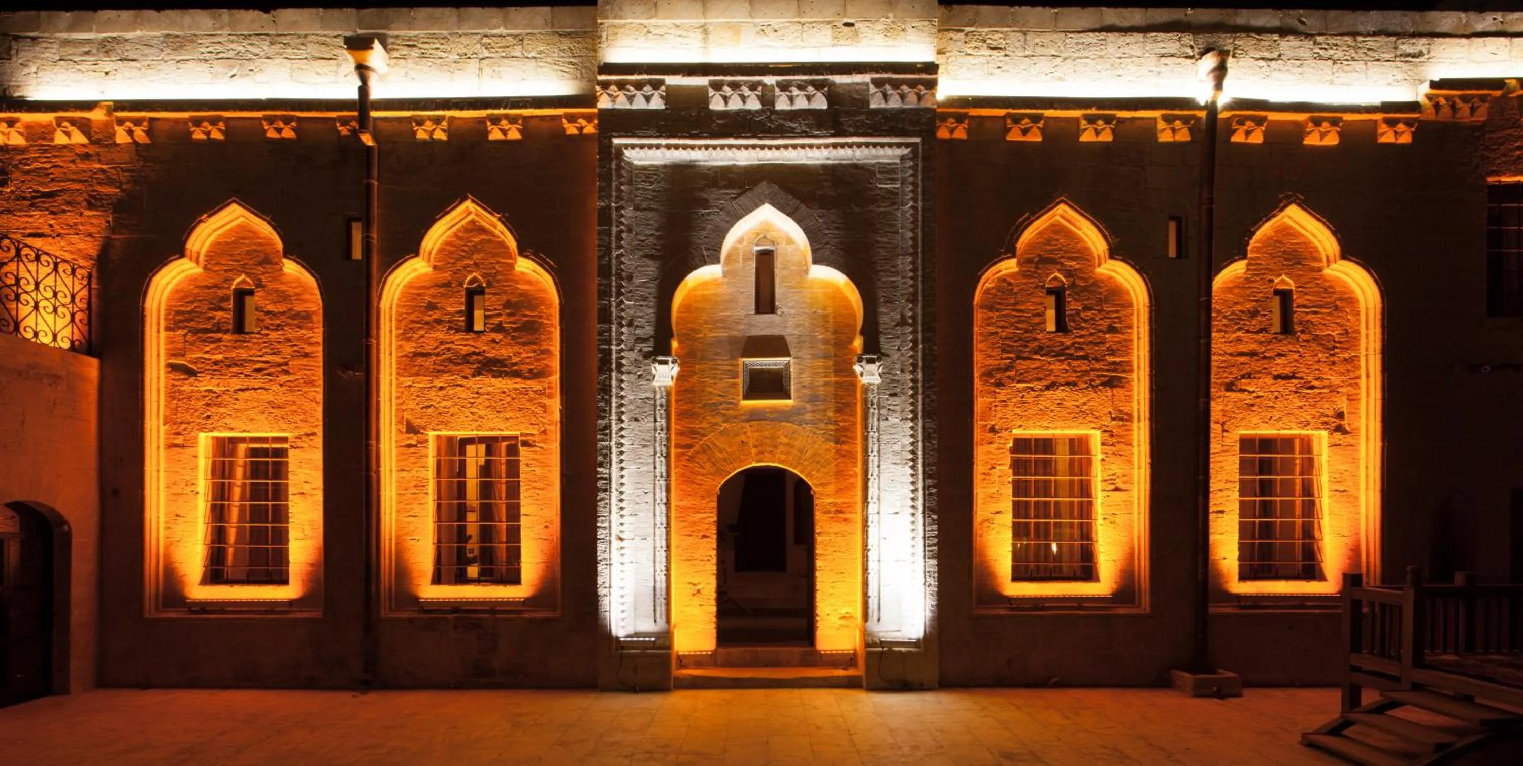 Facade/entrance in Mardius Tarihi Konak