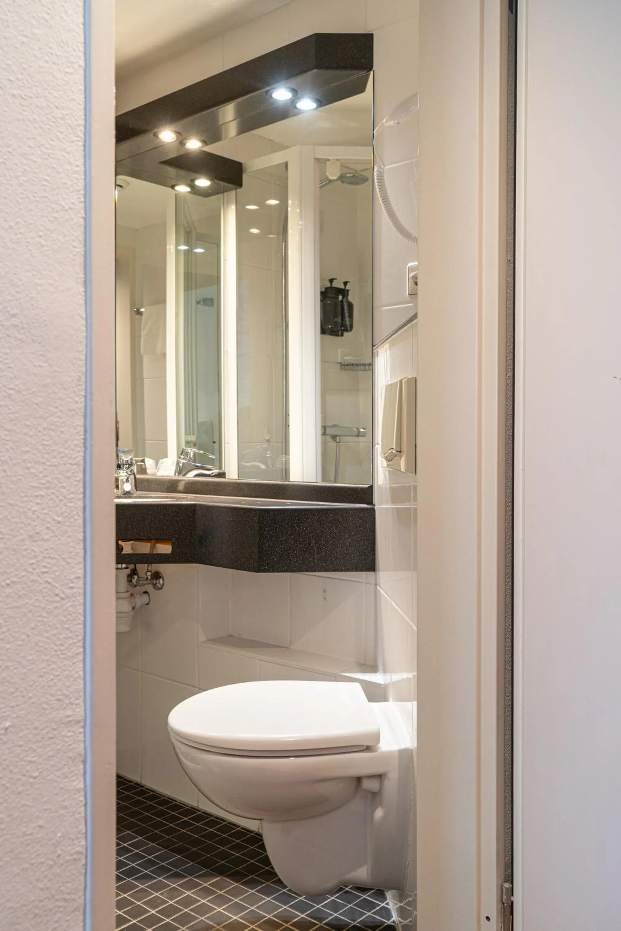 Shower in Hotel de Duif Lisse - Keukenhof