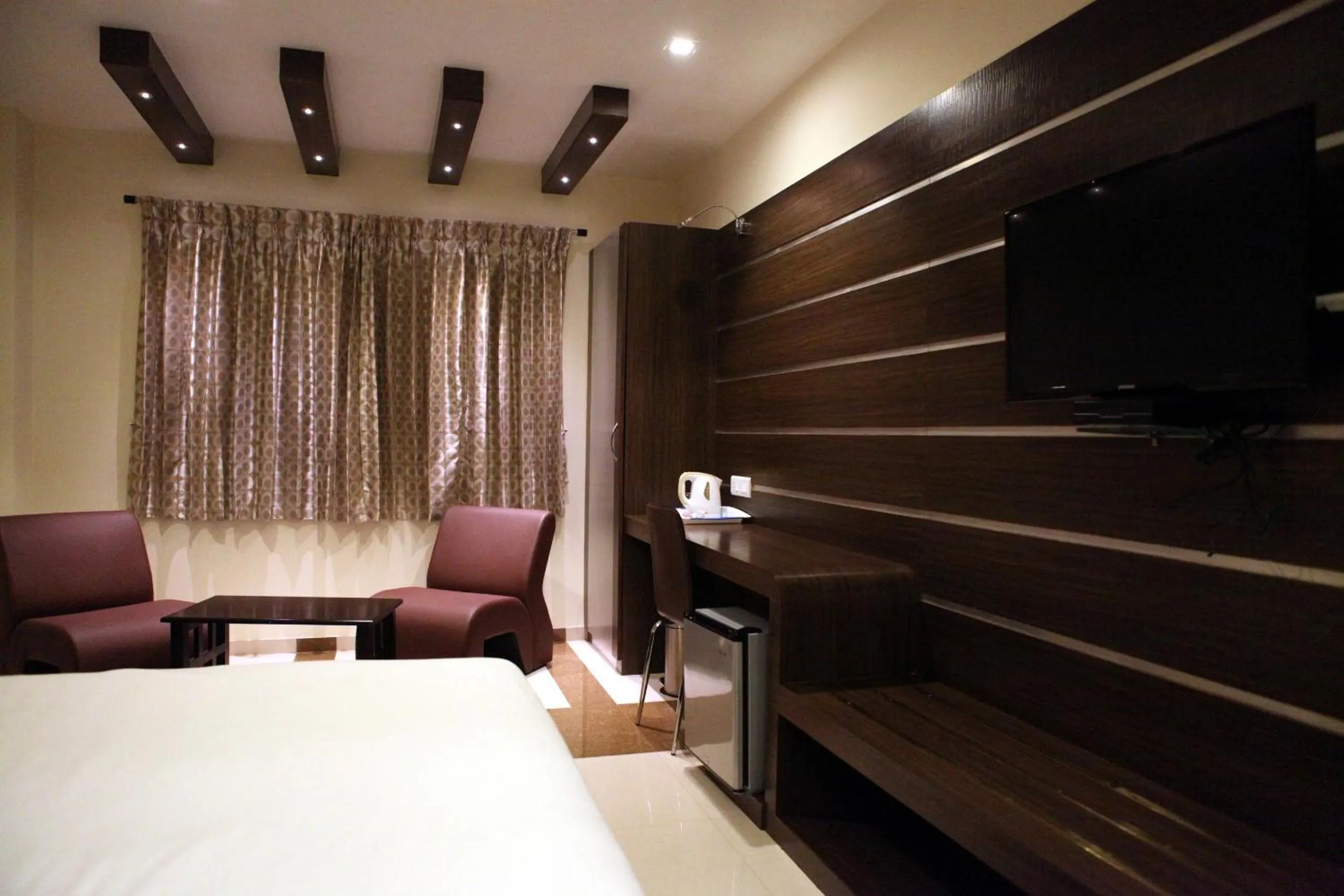 Seating area, Bed in SBS Grand
