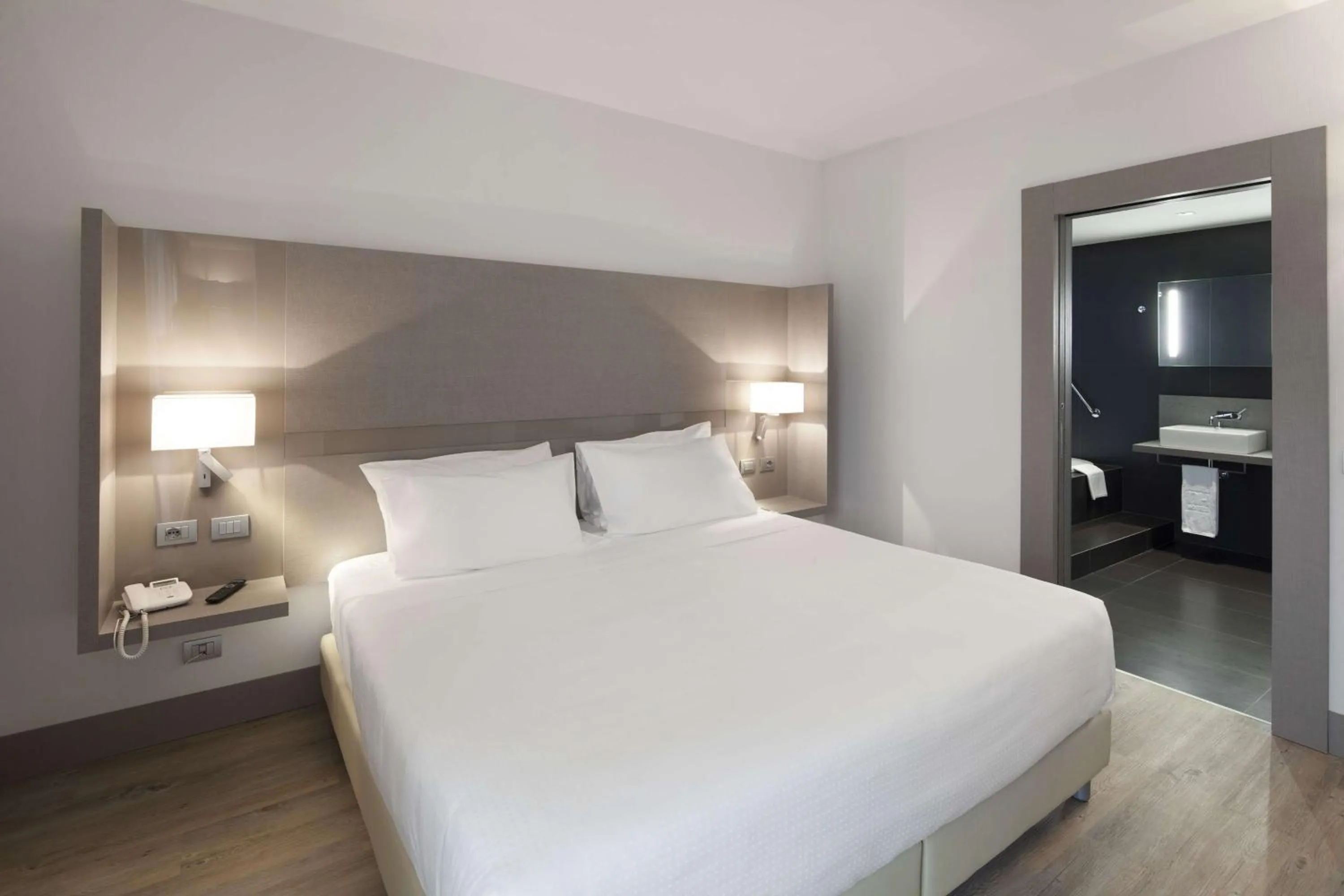 Bedroom, Bed in NH Parma