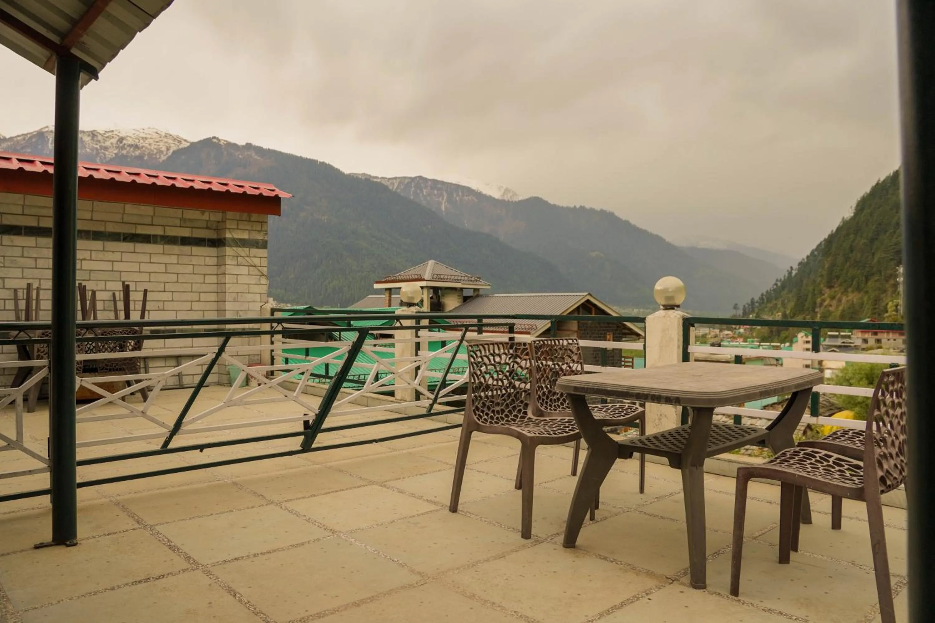 Balcony/Terrace in Ride At Hill-Nihal Hotel & Cottage