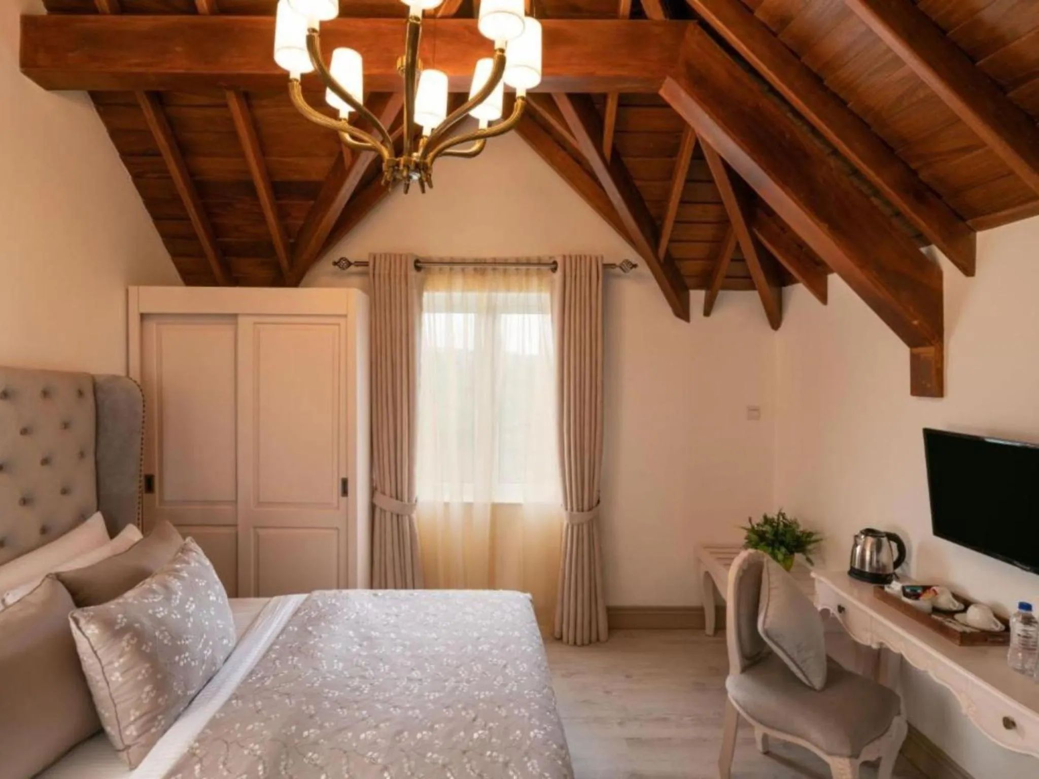 Junior Suite with Balcony in Stoney Croft Cottage