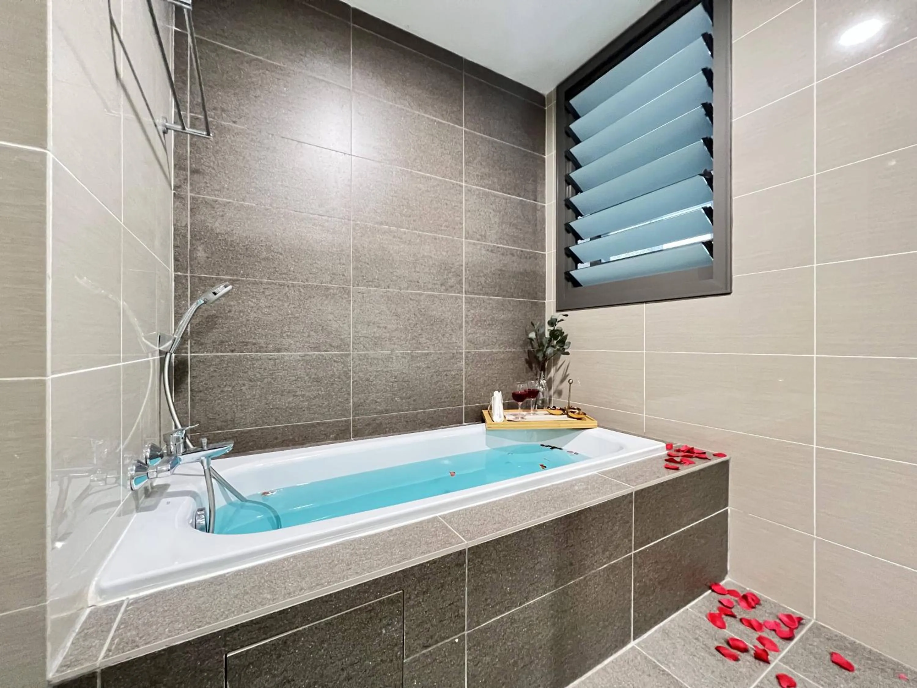 Hot Tub in Iskandar Residence @ UHA