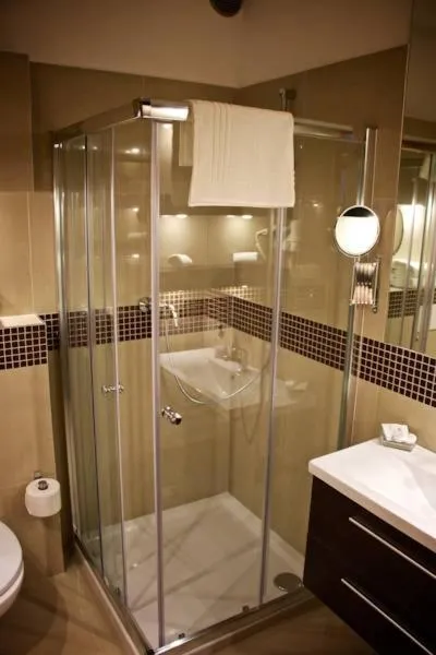 Shower in Hotel Marathon