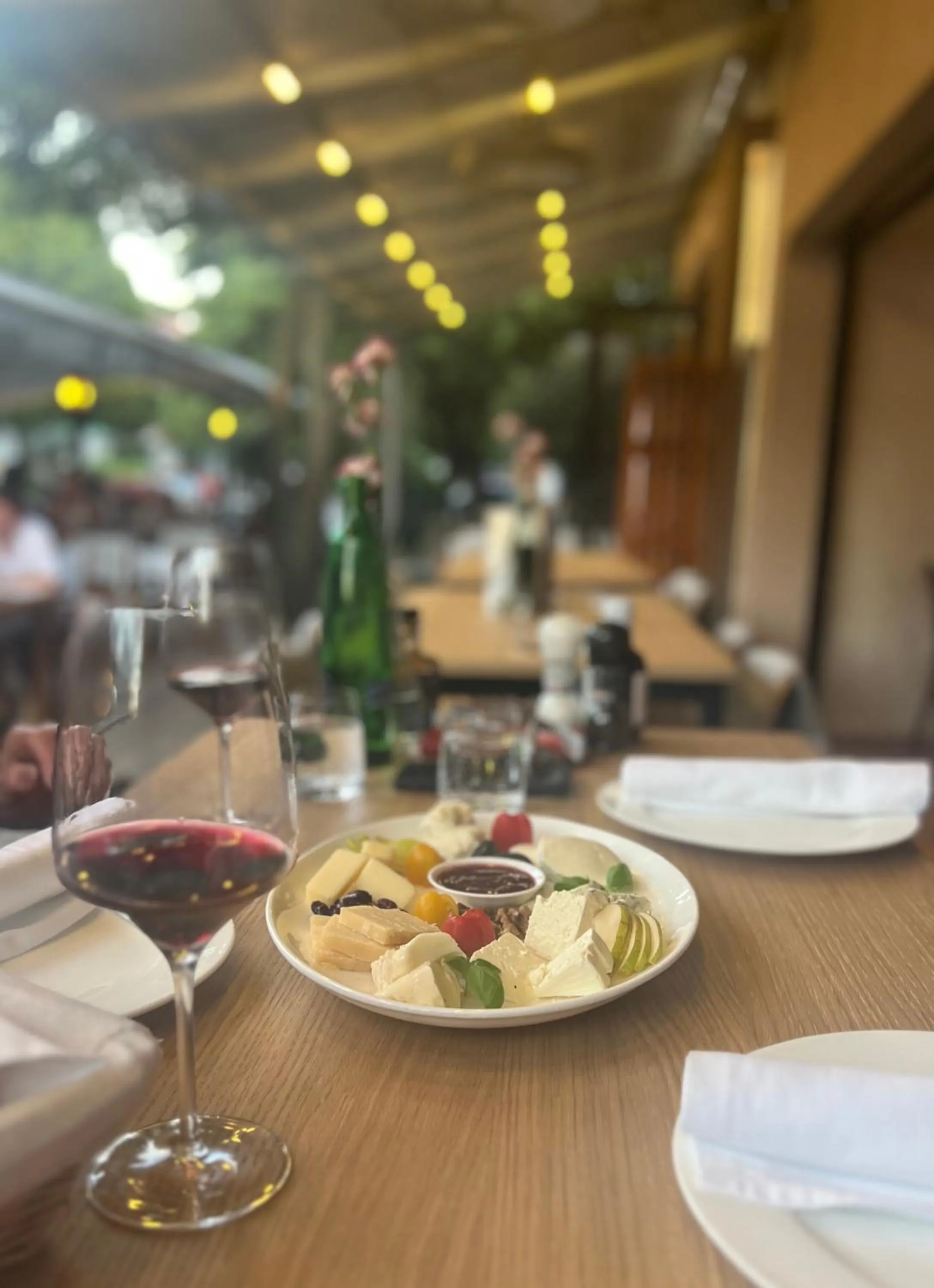 Restaurant/places to eat in Hotel Marathon