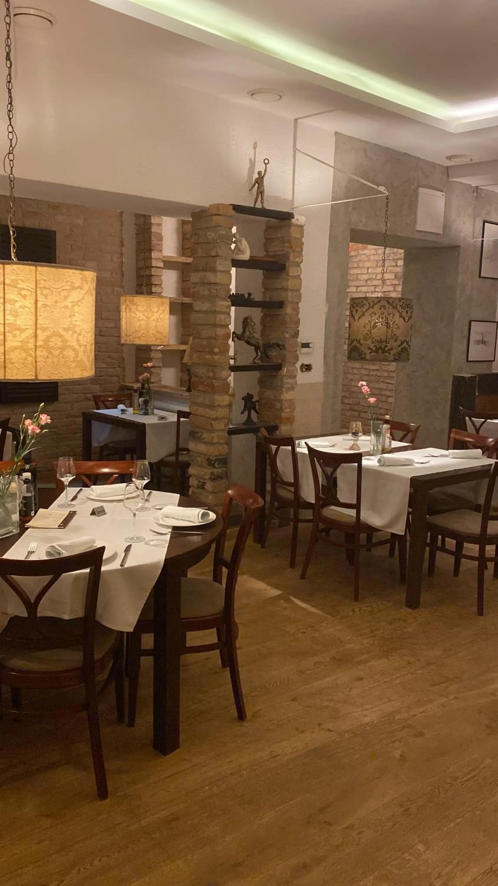 Restaurant/places to eat in Hotel Marathon