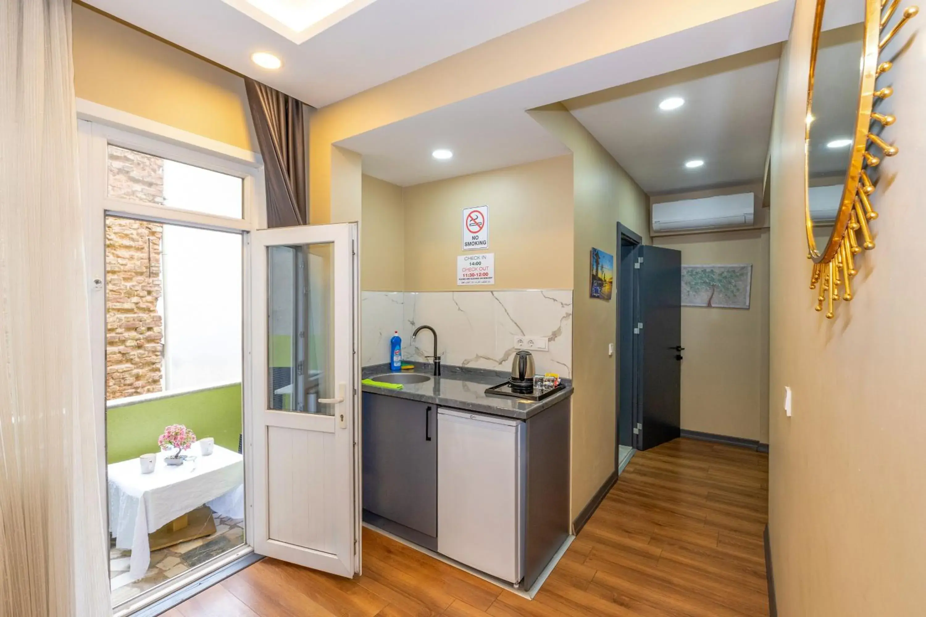 Deluxe Double Room with Balcony in hotel La Vitrine Deluxe Double Room with Balcony in hotel La Vitrine