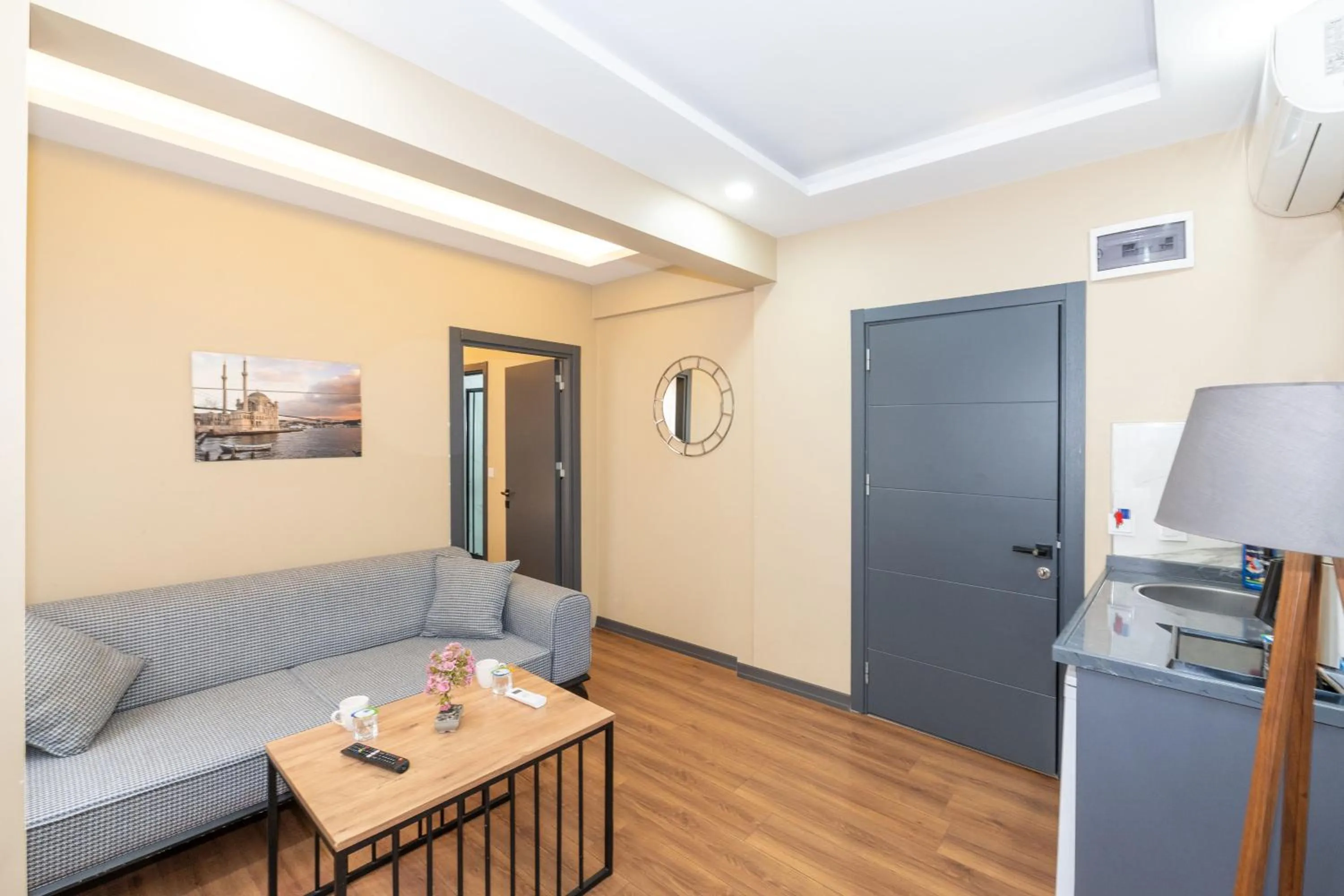 Communal lounge/ TV room in hotel La Vitrine