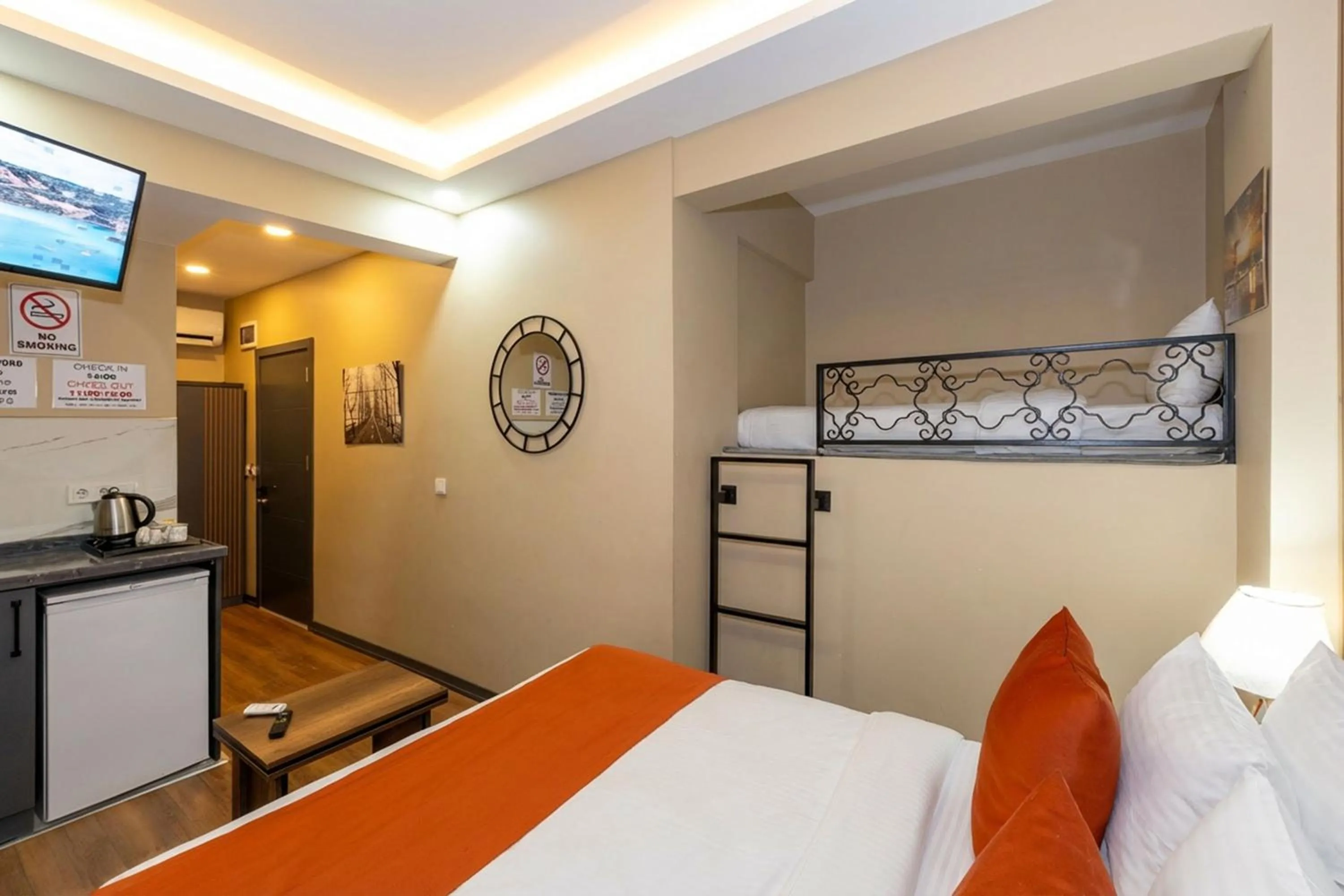 TV and multimedia, Bed in hotel La Vitrine