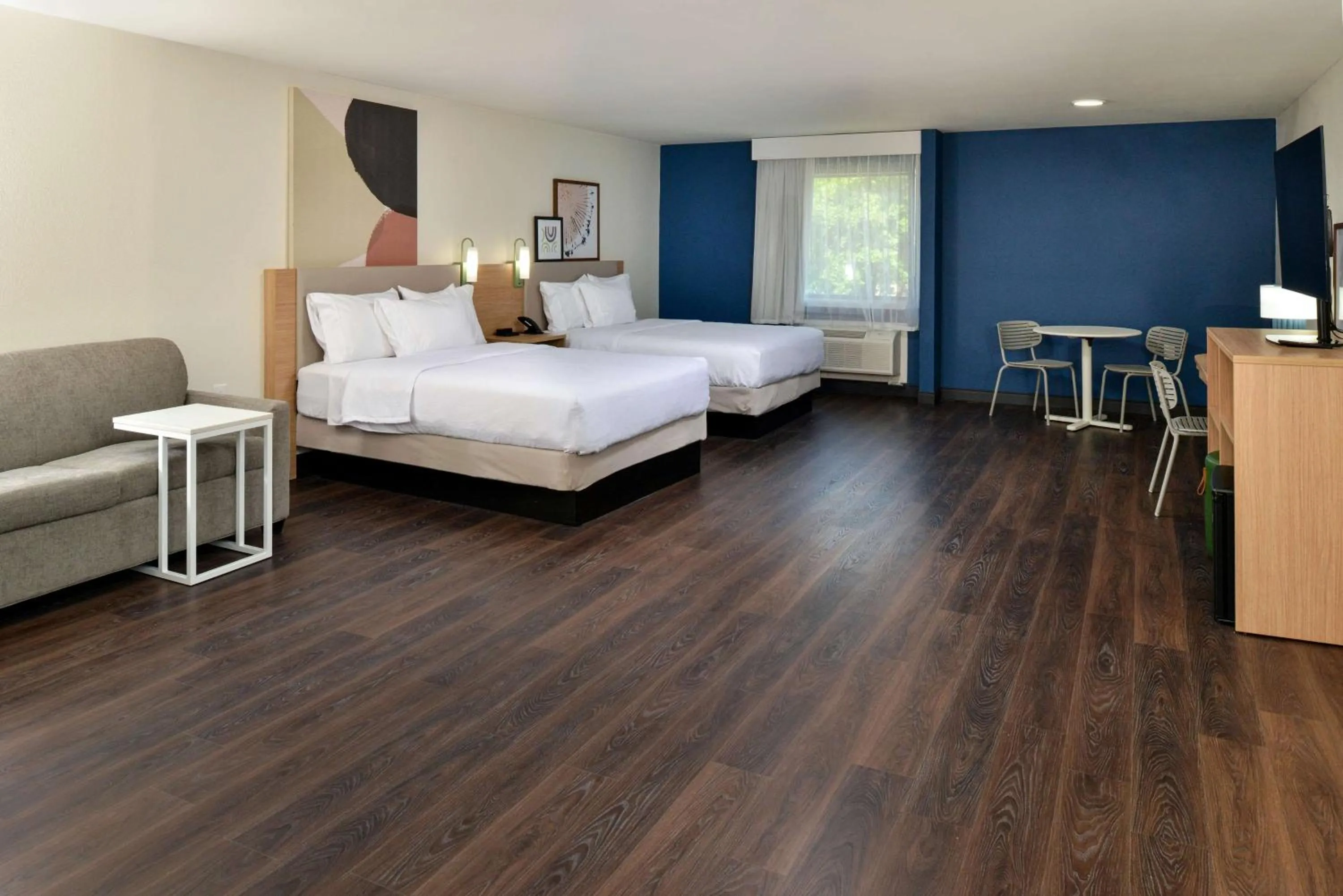 Living room, Bed in Spark By Hilton Dallas Medical District Love Field