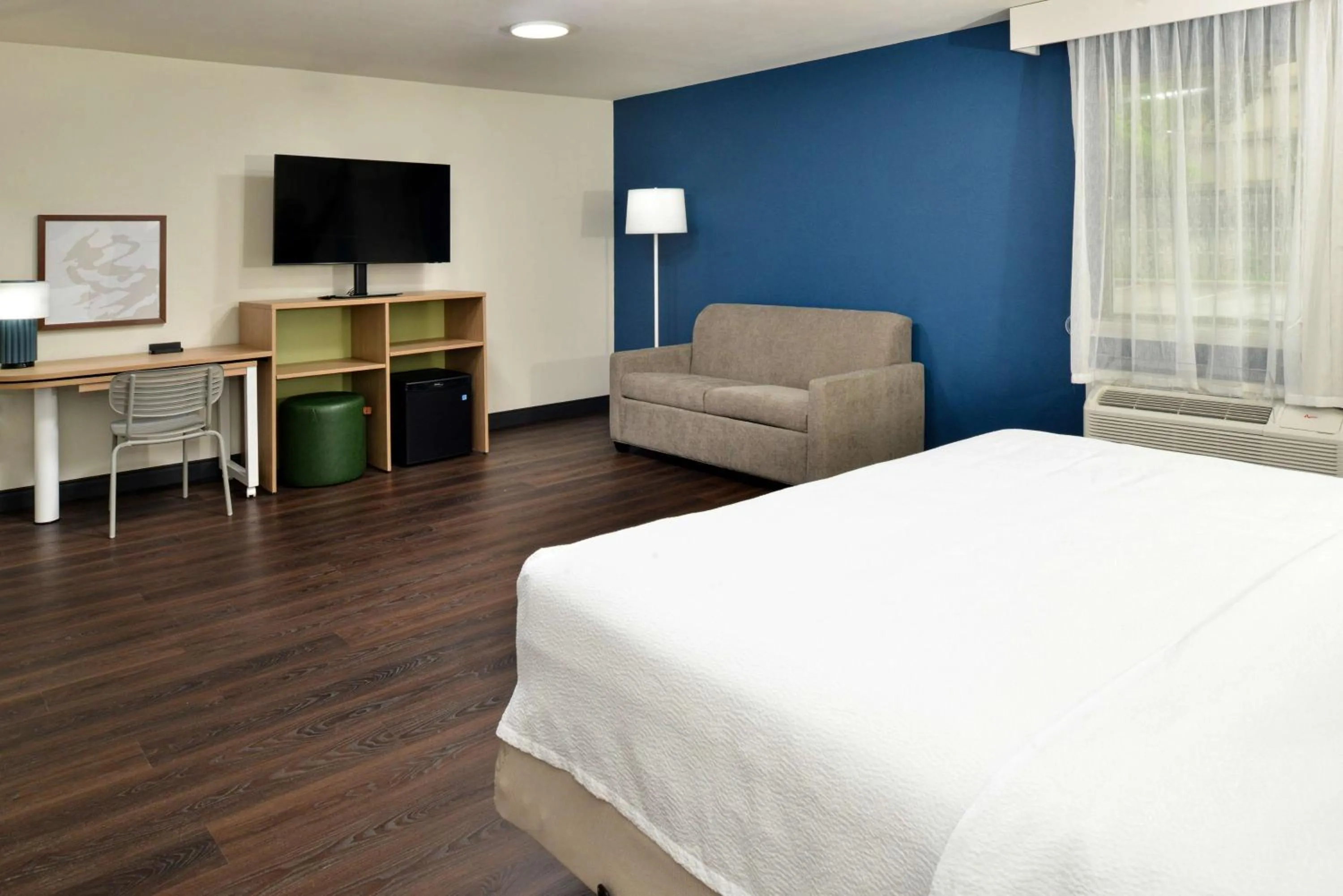 Living room, Bed in Spark By Hilton Dallas Medical District Love Field