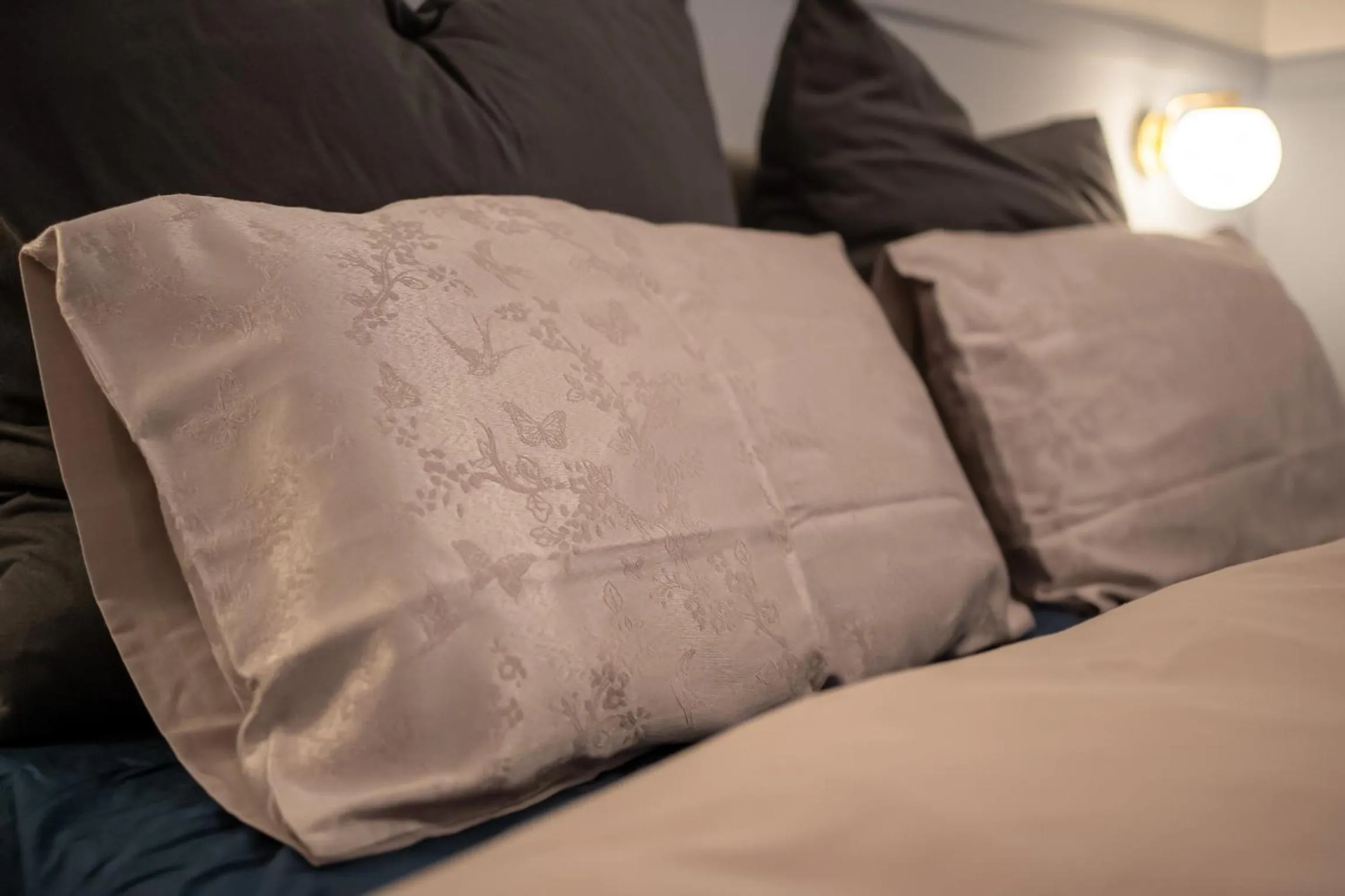 Bed in Designer Loft-Ferienwohnung im Zentrum mit Tiefgaragen-Parkplatz, Waschmaschine und Privatterrasse