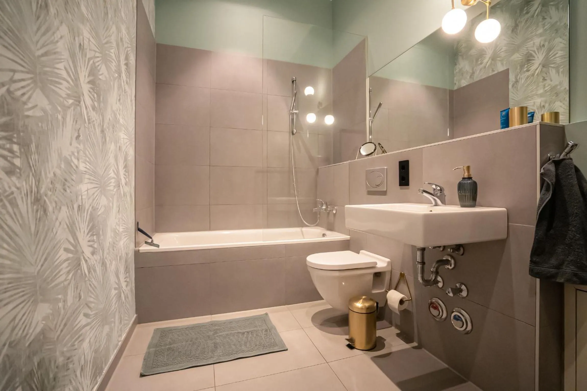 Shower in Designer Loft-Ferienwohnung im Zentrum mit Tiefgaragen-Parkplatz, Waschmaschine und Privatterrasse