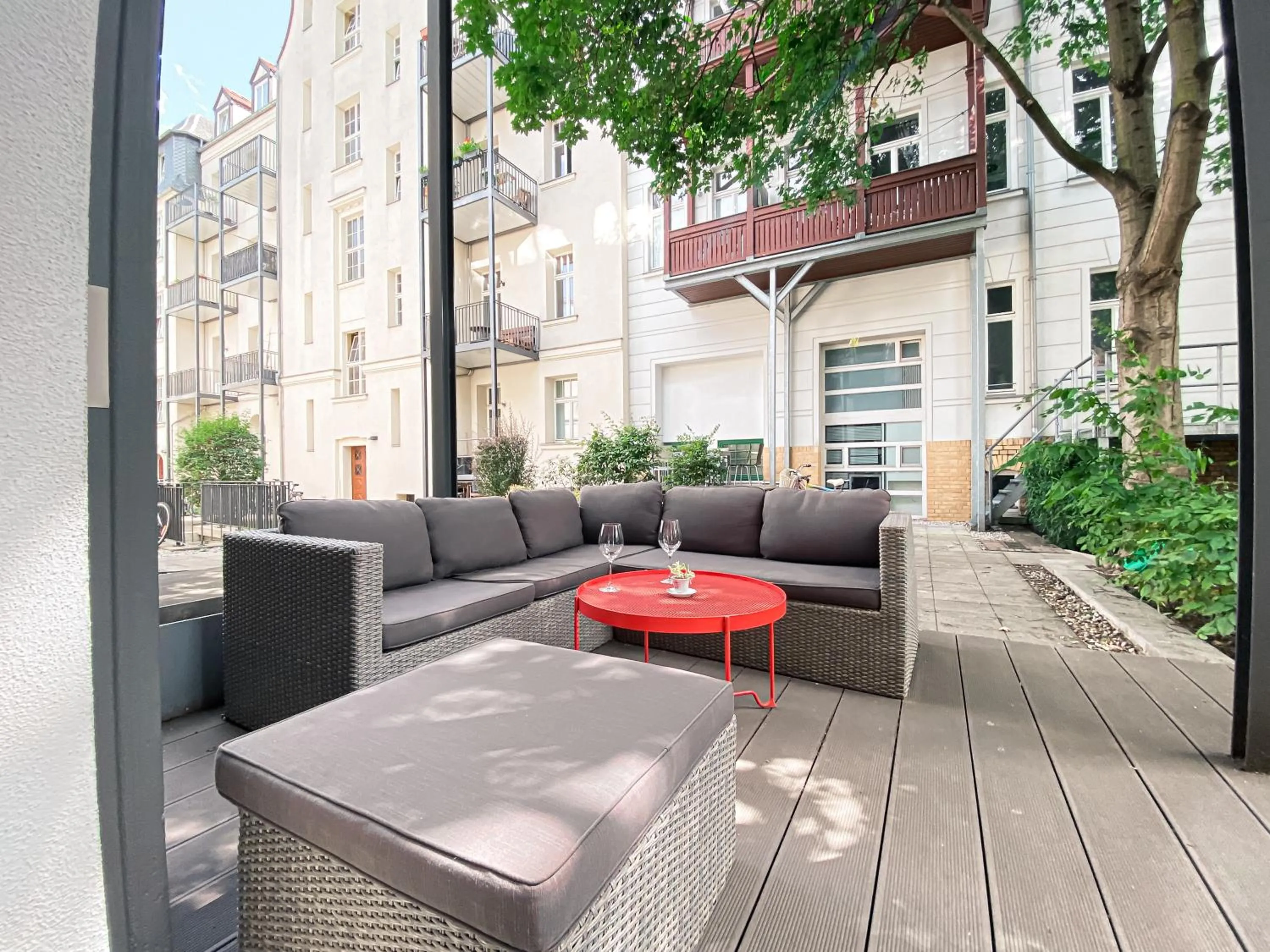 Patio in Designer Loft-Ferienwohnung im Zentrum mit Tiefgaragen-Parkplatz, Waschmaschine und Privatterrasse