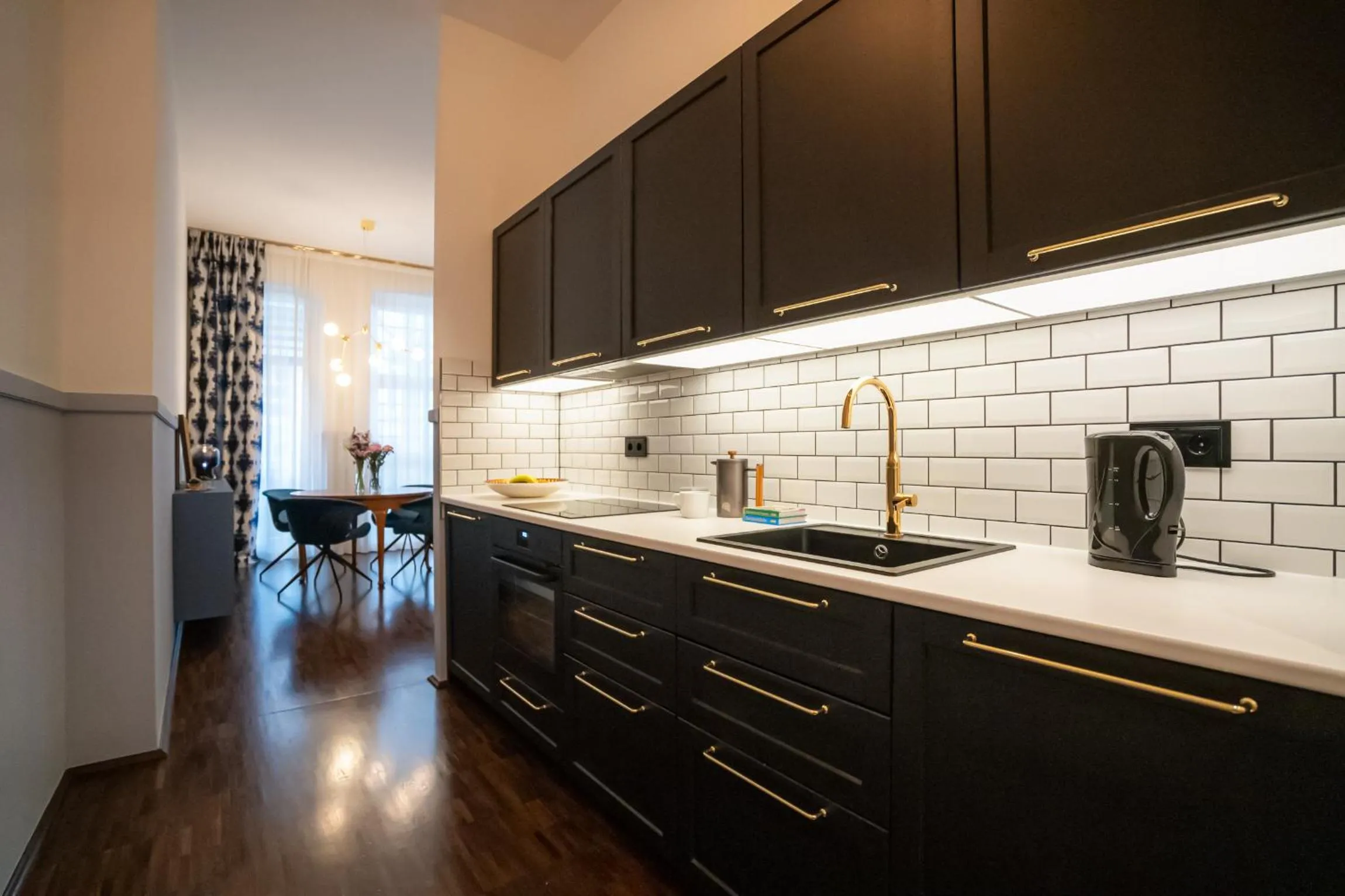 Kitchen or kitchenette in Designer Loft-Ferienwohnung im Zentrum mit Tiefgaragen-Parkplatz, Waschmaschine und Privatterrasse