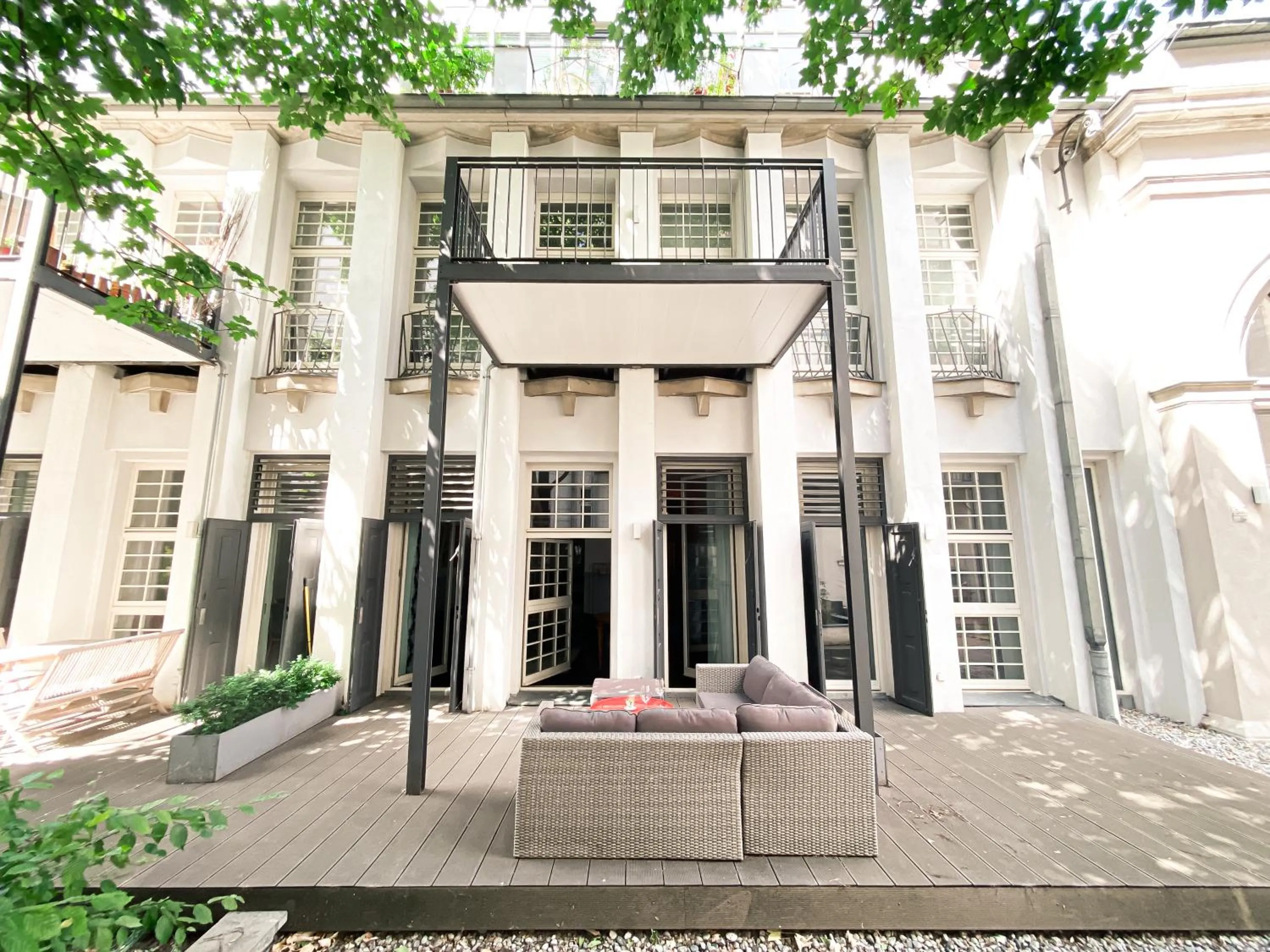 Property building in Designer Loft-Ferienwohnung im Zentrum mit Tiefgaragen-Parkplatz, Waschmaschine und Privatterrasse