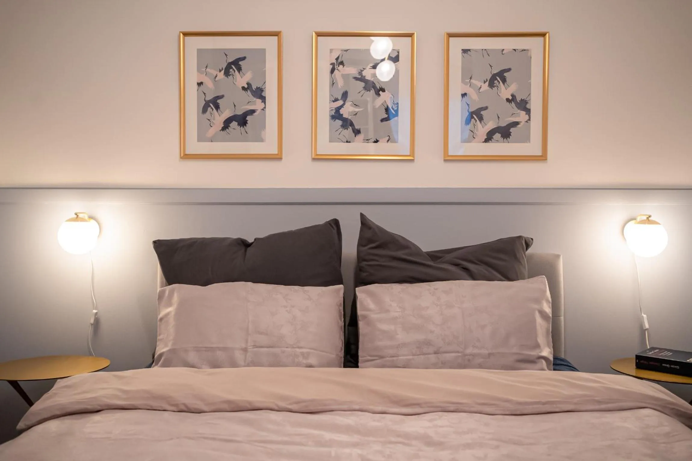 Bed in Designer Loft-Ferienwohnung im Zentrum mit Tiefgaragen-Parkplatz, Waschmaschine und Privatterrasse