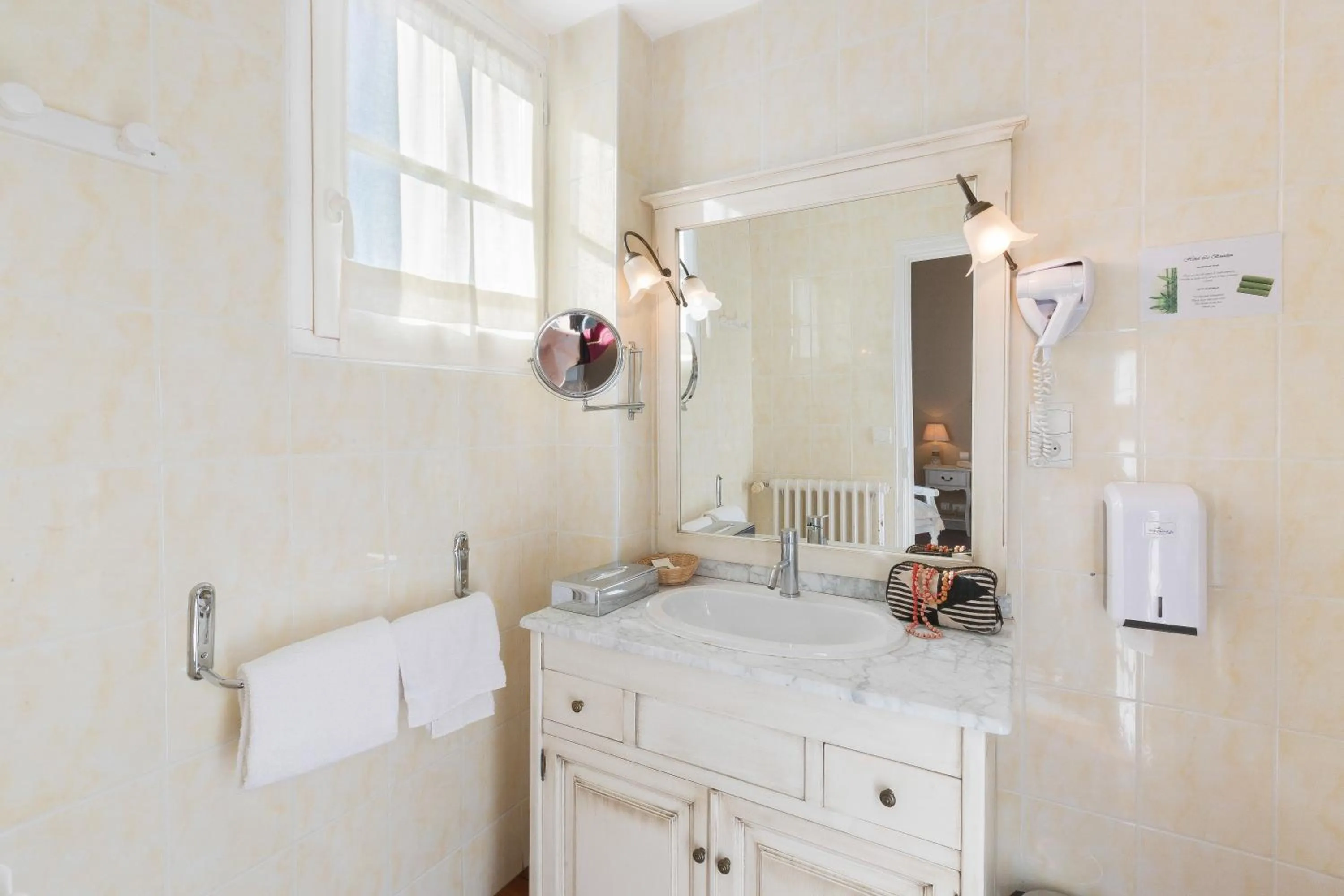Bathroom in Logis Hôtel Le Beaulieu