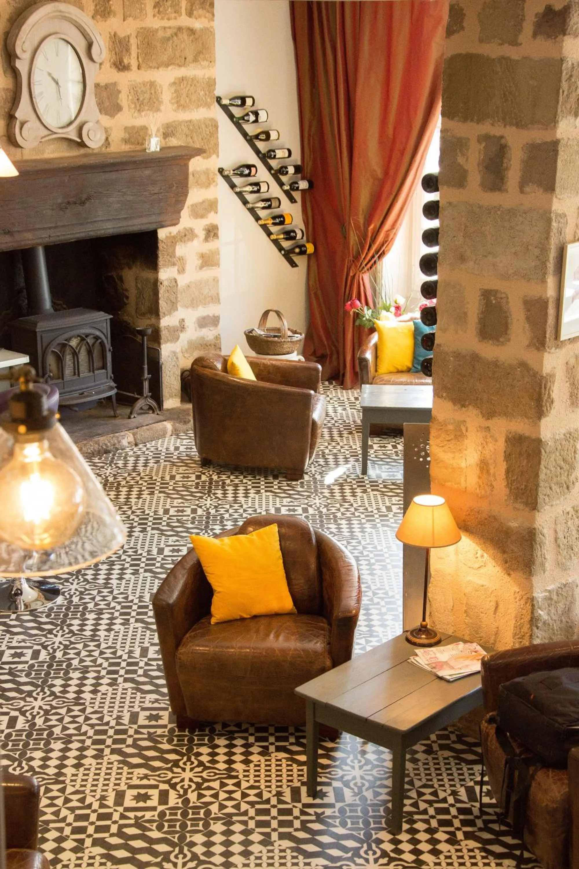 Lobby or reception in Logis Hôtel Le Beaulieu