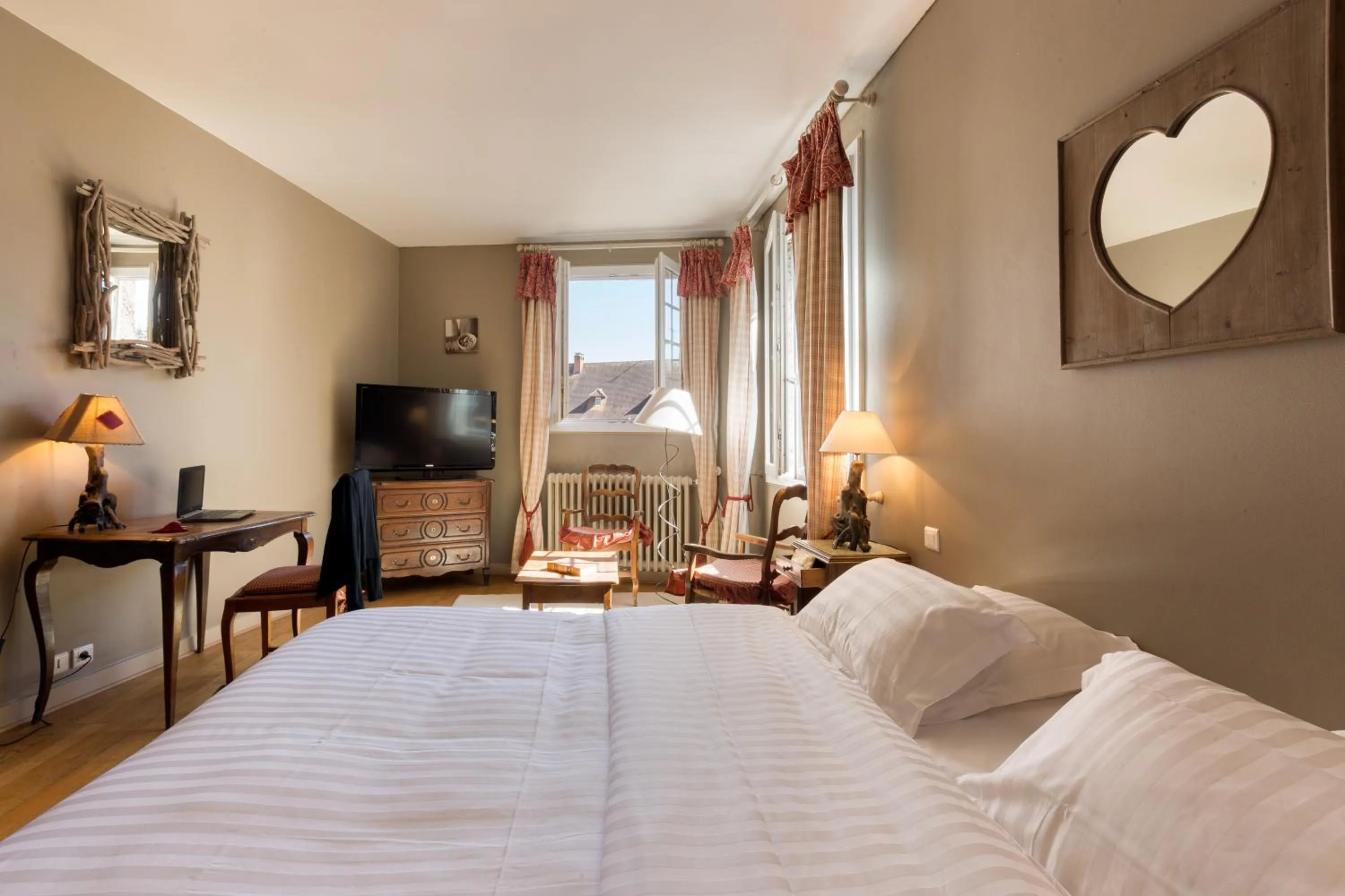 Bedroom, Bed in Logis Hôtel Le Beaulieu