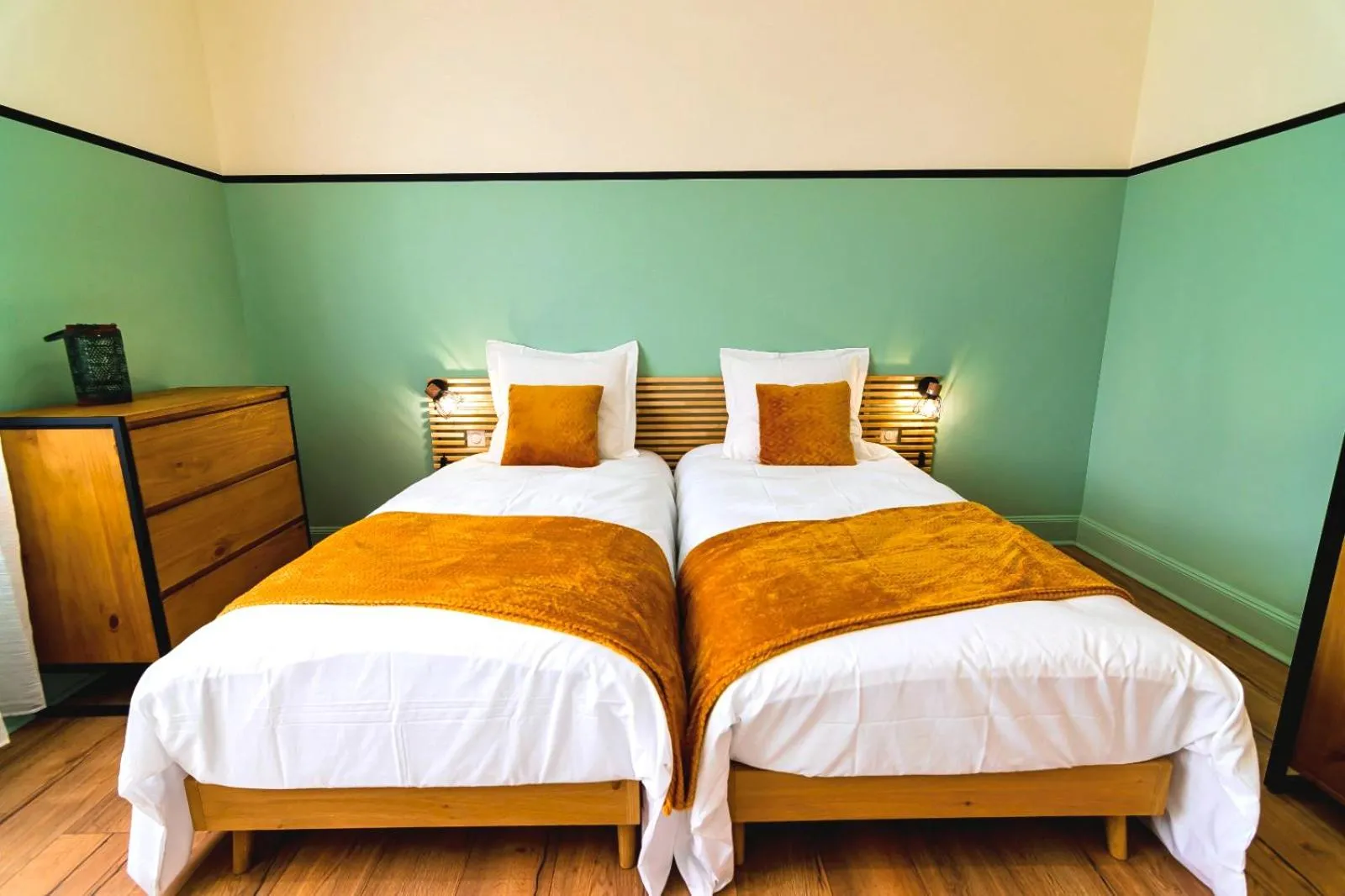 Bed in Bel AMI 02 - Turquoise & OR - Moderne Chic - Centre Ville - Accès Jardin - Clim - Wifi - Parking - Localisation idéale