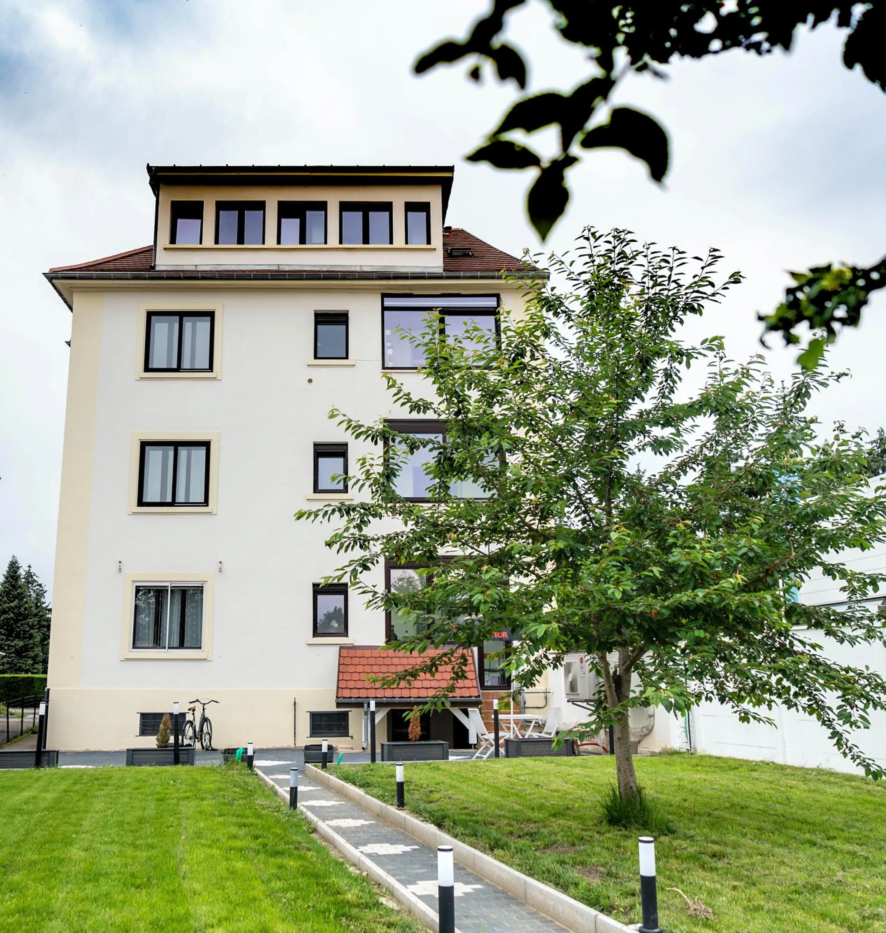 Property building in Bel AMI 02 - Turquoise & OR - Moderne Chic - Centre Ville - Accès Jardin - Clim - Wifi - Parking - Localisation idéale