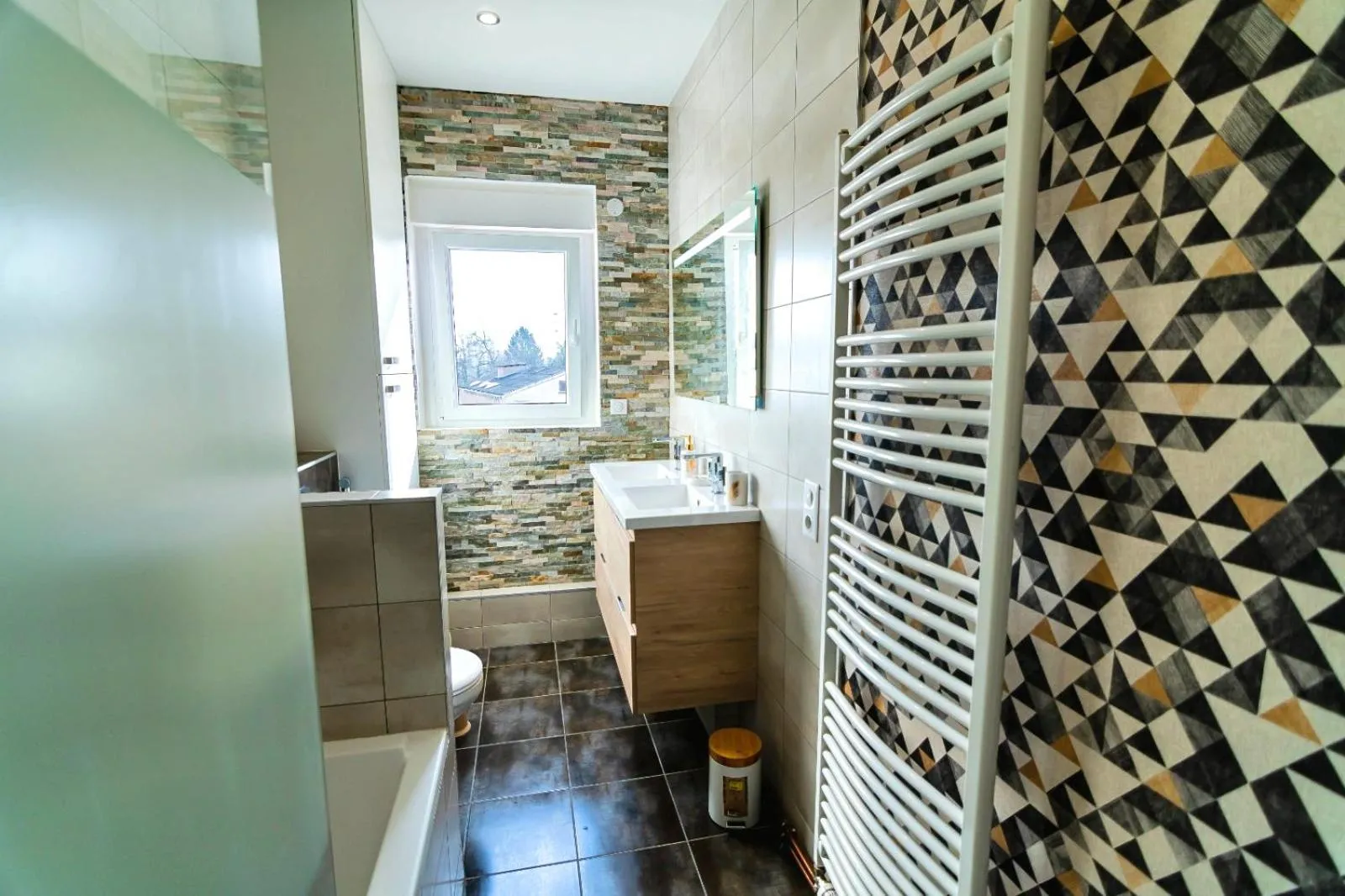 Bathroom in Bel AMI 02 - Turquoise & OR - Moderne Chic - Centre Ville - Accès Jardin - Clim - Wifi - Parking - Localisation idéale