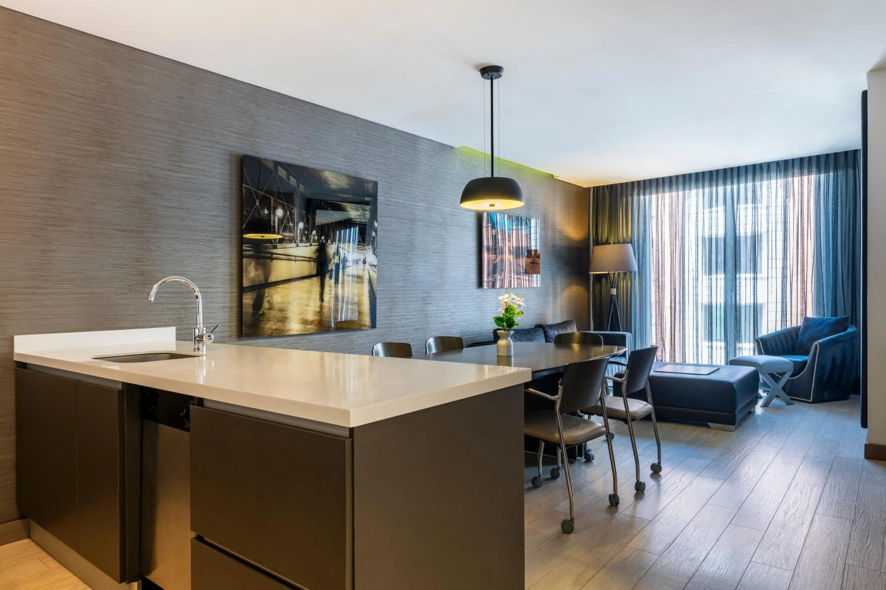 Living room in Hotel 100 Luxury Suites by Preferred