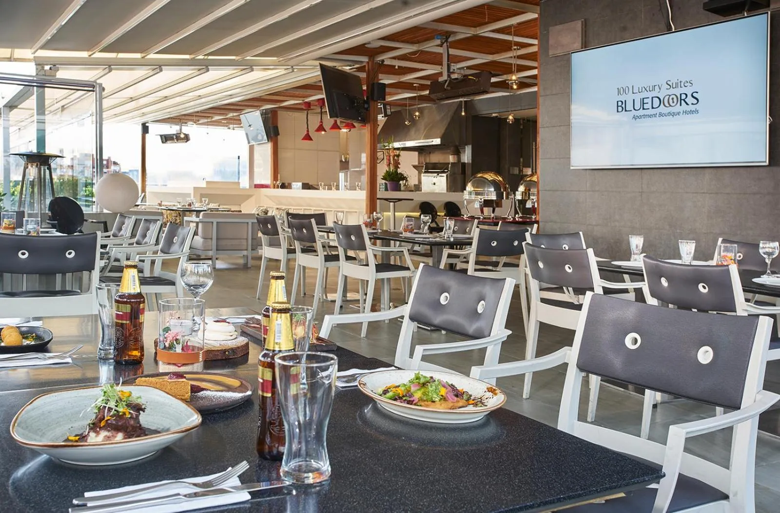 Entertainment in Hotel 100 Luxury Suites by Preferred