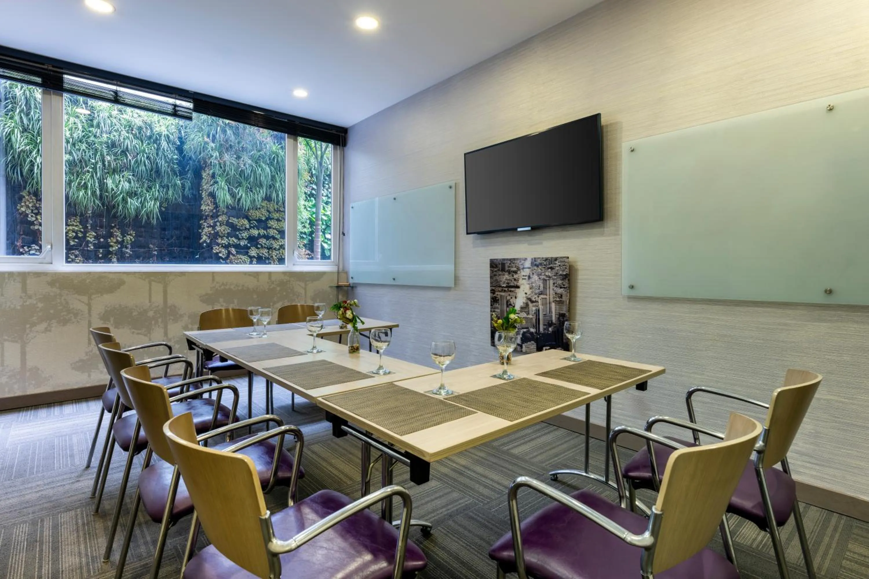 internet in Hotel 100 Luxury Suites by Preferred