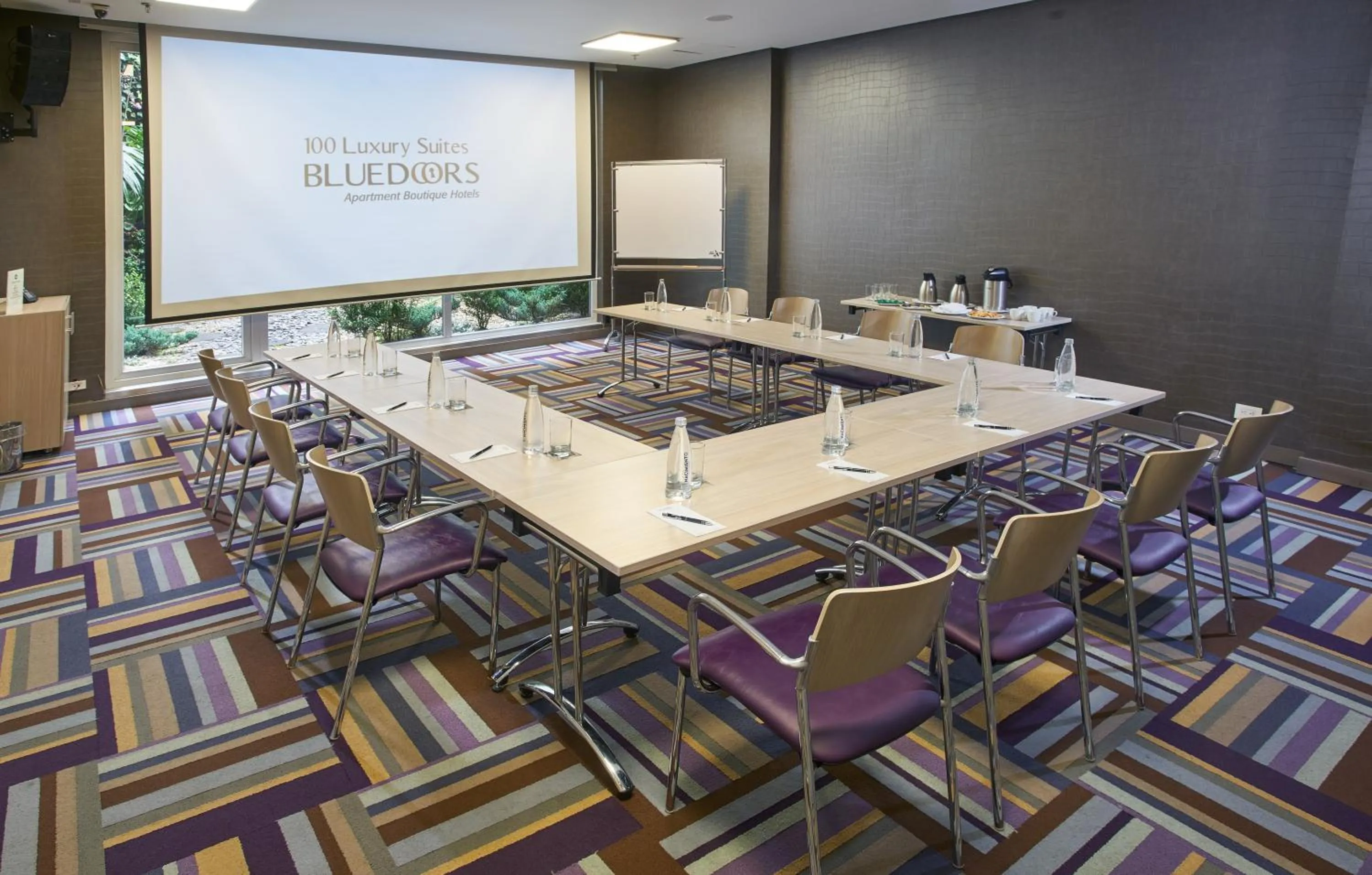 Restaurant/places to eat in Hotel 100 Luxury Suites by Preferred