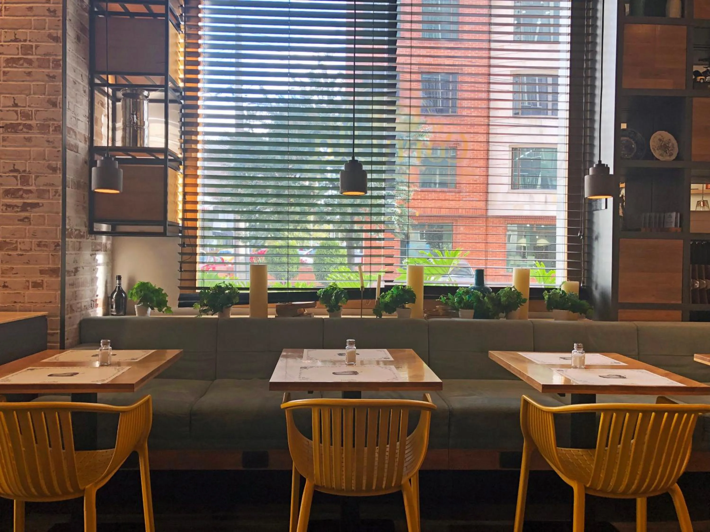 Restaurant/places to eat in Hotel 100 Luxury Suites by Preferred