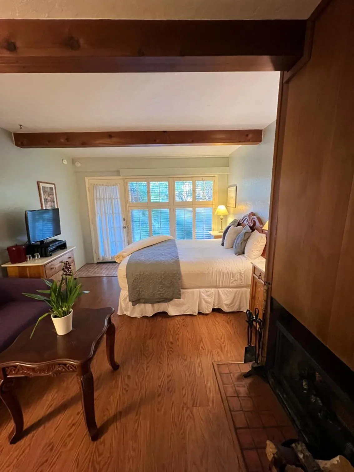 TV and multimedia, Bed in Carmel Garden Inn