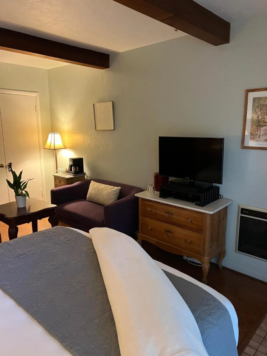 TV and multimedia, Bed in Carmel Garden Inn