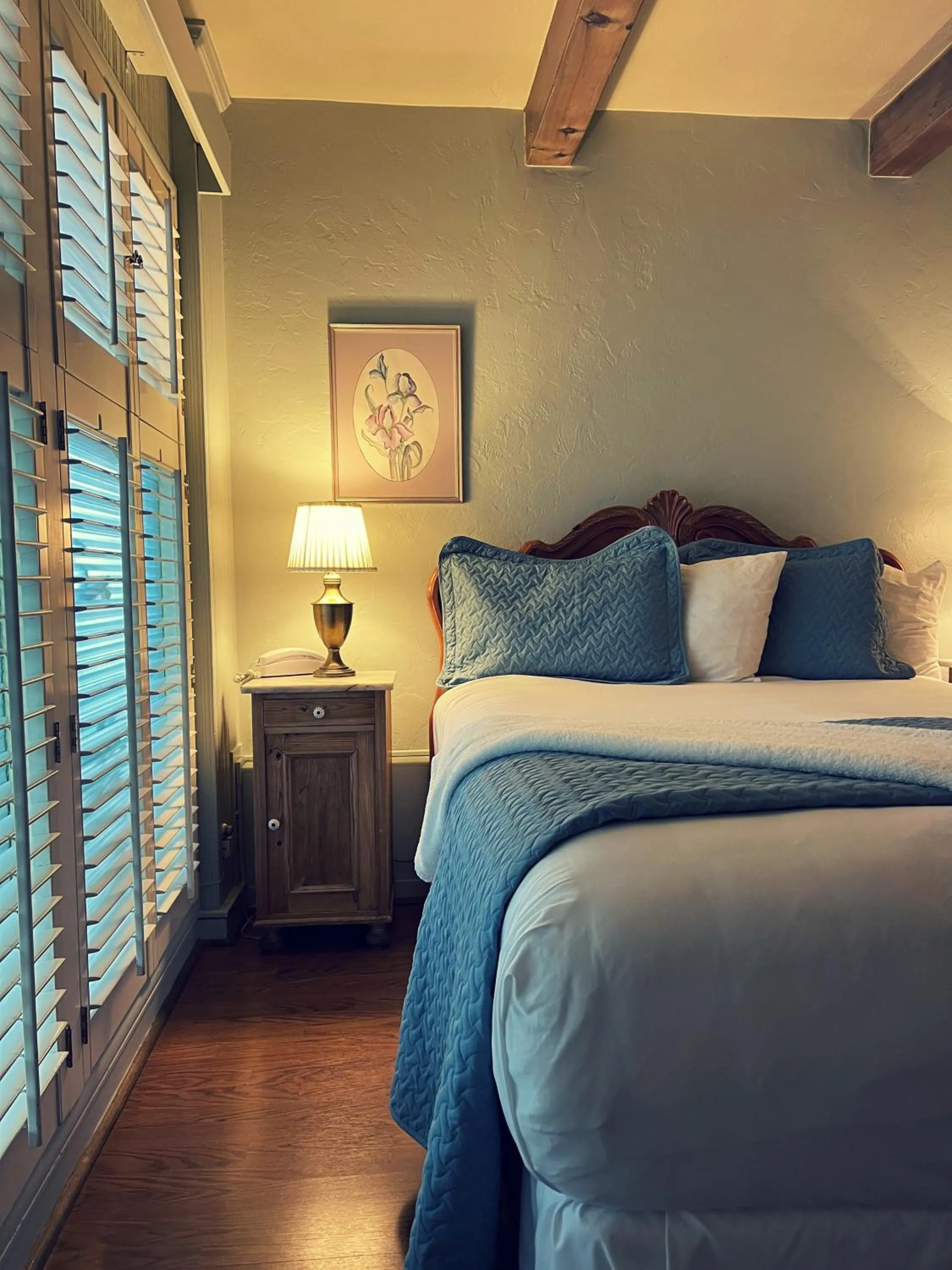Bed in Carmel Garden Inn