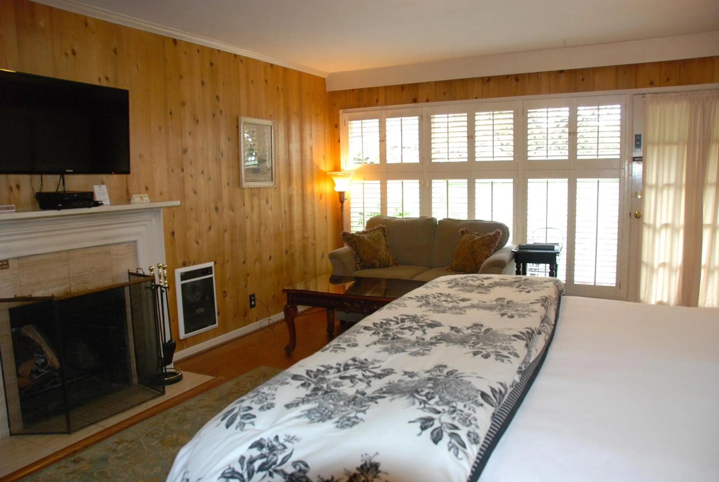 TV and multimedia, Bed in Carmel Garden Inn