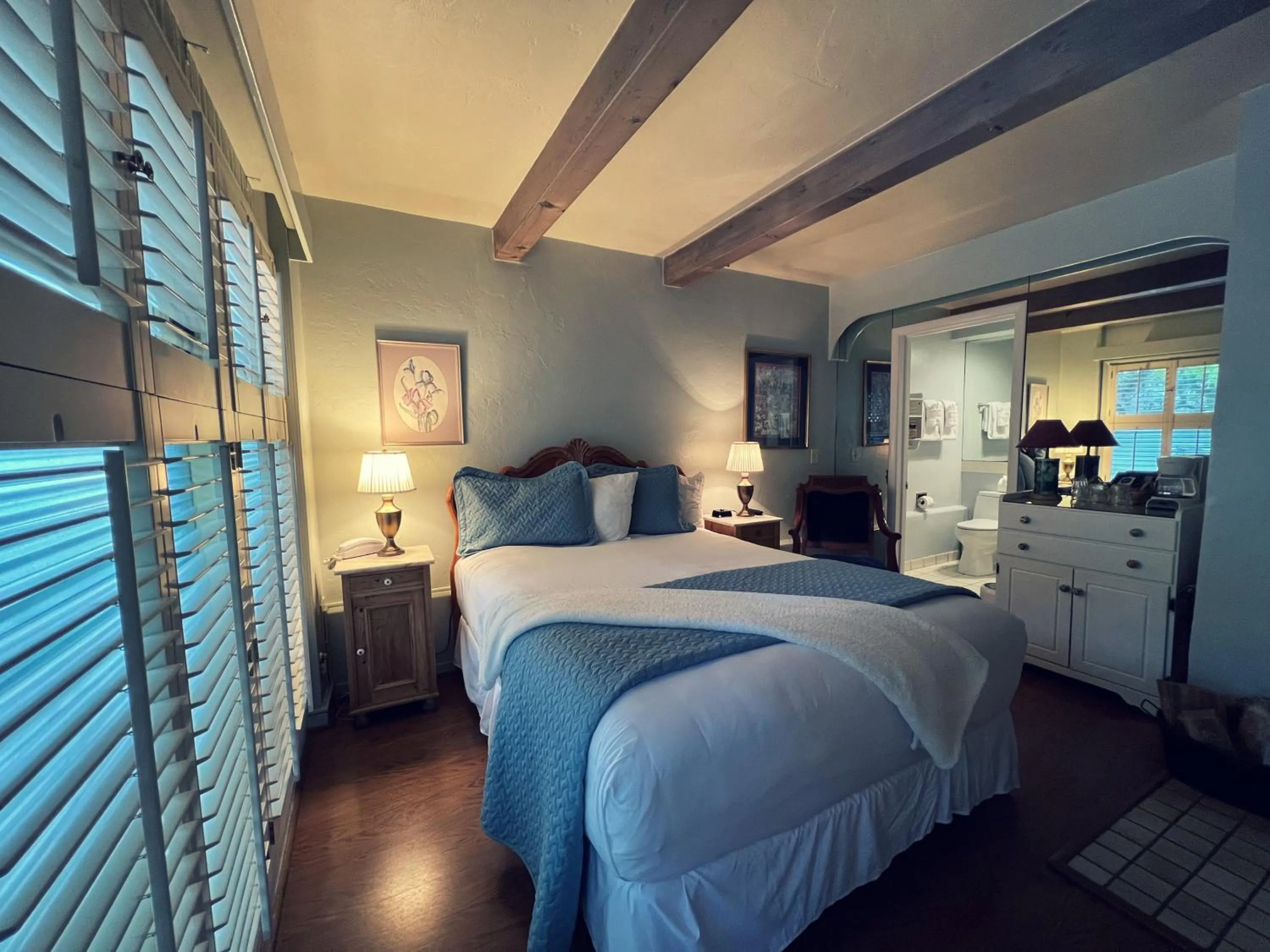 Bedroom, Bed in Carmel Garden Inn