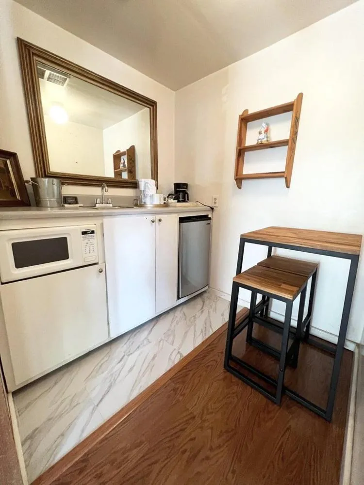 Kitchen or kitchenette in Carmel Garden Inn